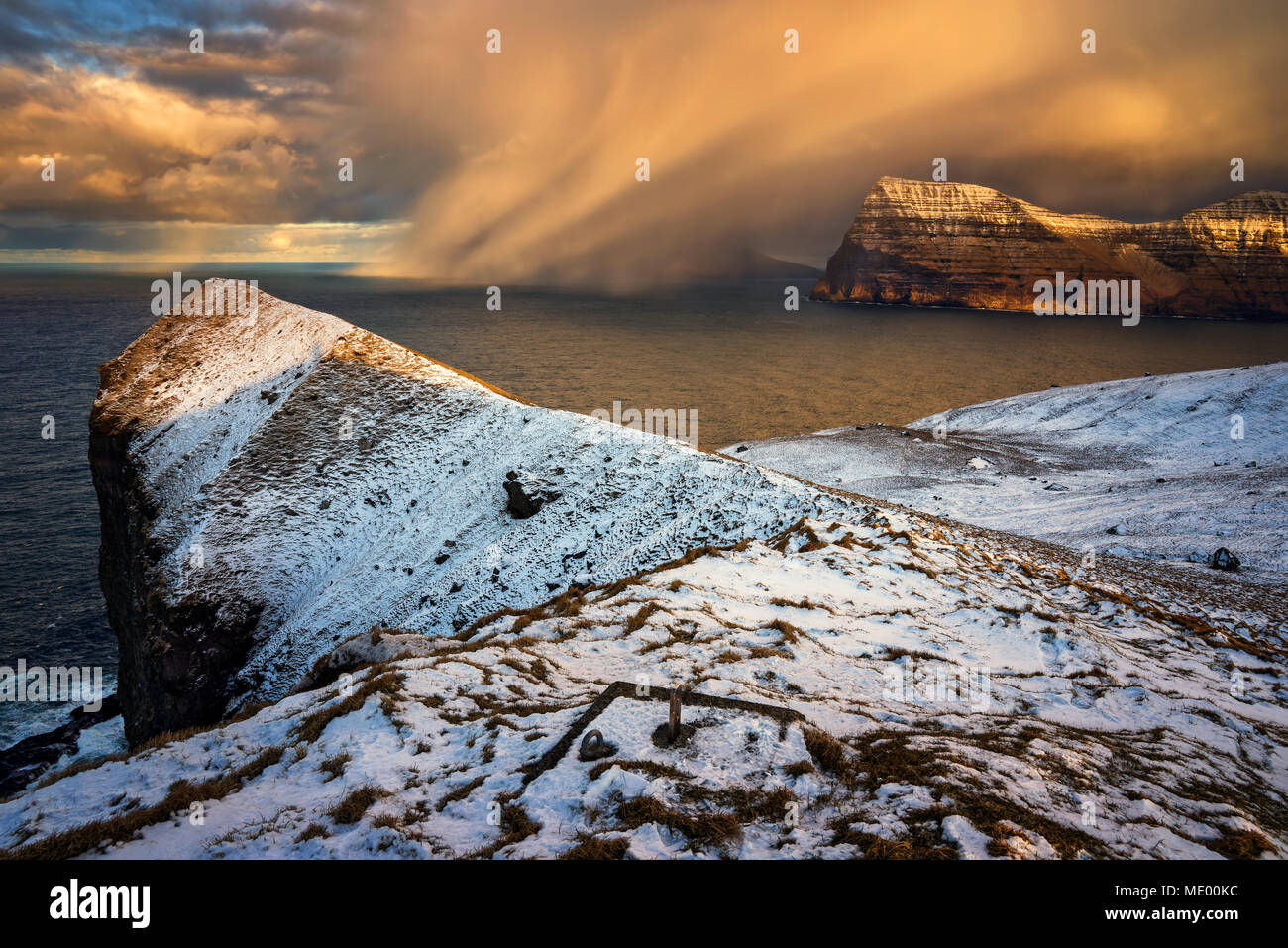Über Kunoy Insel Schneesturm im Sonnenuntergang, Färöer Inseln Stockfoto