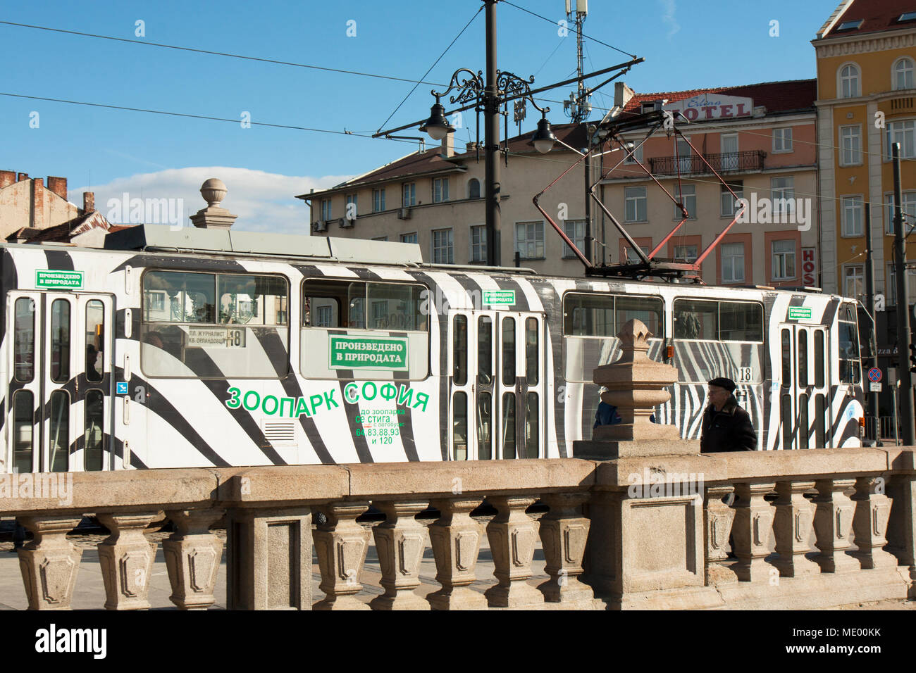 SOFIA, Bulgarien - Oktober 09, 2017: Straßenbahn mit Werbung von Sofia Zoo Stockfoto
