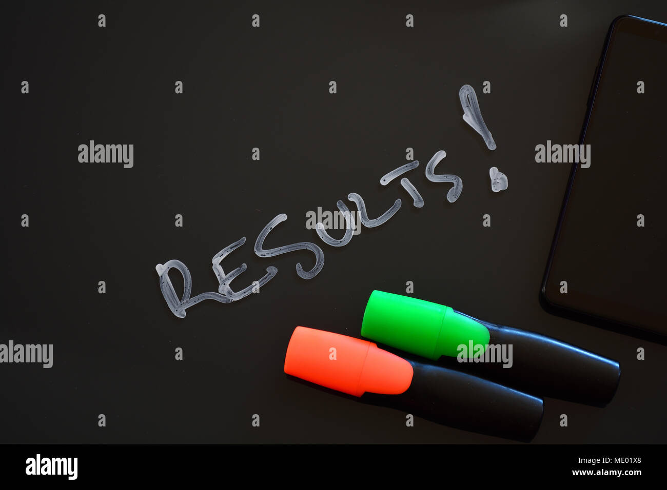 Ergebnisse! Motivierende Schlagwort in Weiß auf Schwarz Glas Bord Stockfoto