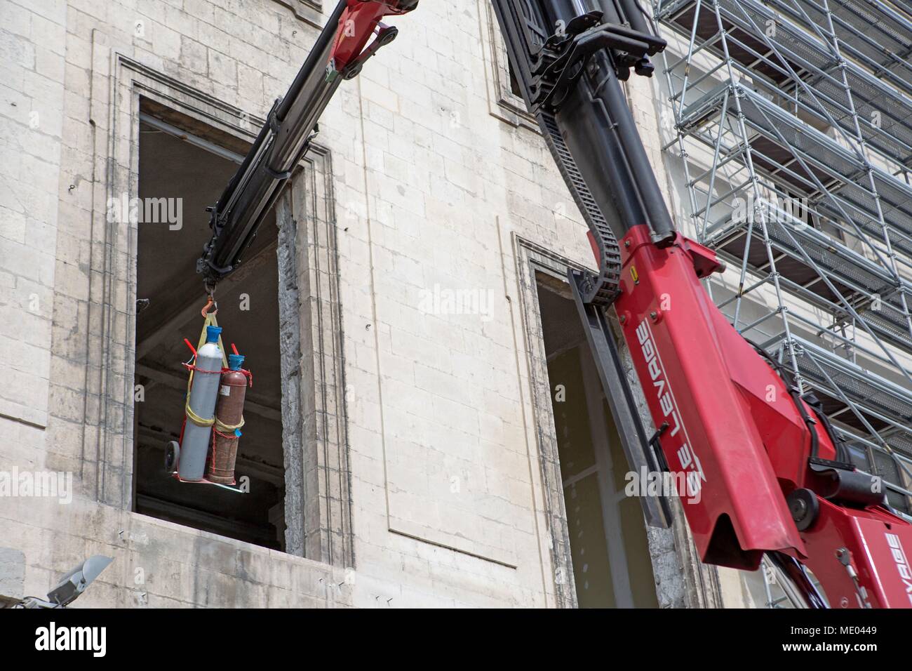 Frankreich, Lyon, Quai du Rhône, Rue de la Barre, Arbeiten in der Nähe des Hôtel-Dieu, vorbei an Gasflaschen durch das Fenster avec une gstreet, Stockfoto