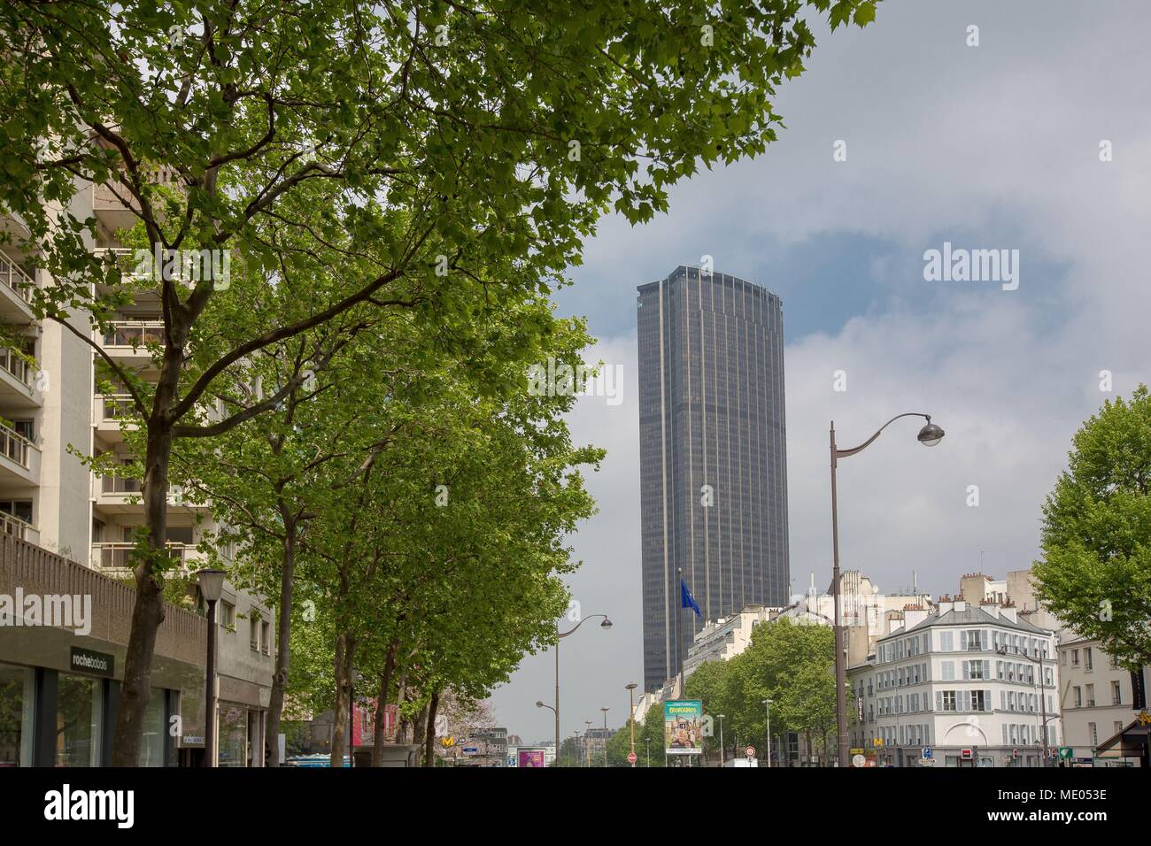 Paris, Avenue du Maine, in der Nähe der Metros Gaîté, Tour Montparnasse, Stockfoto