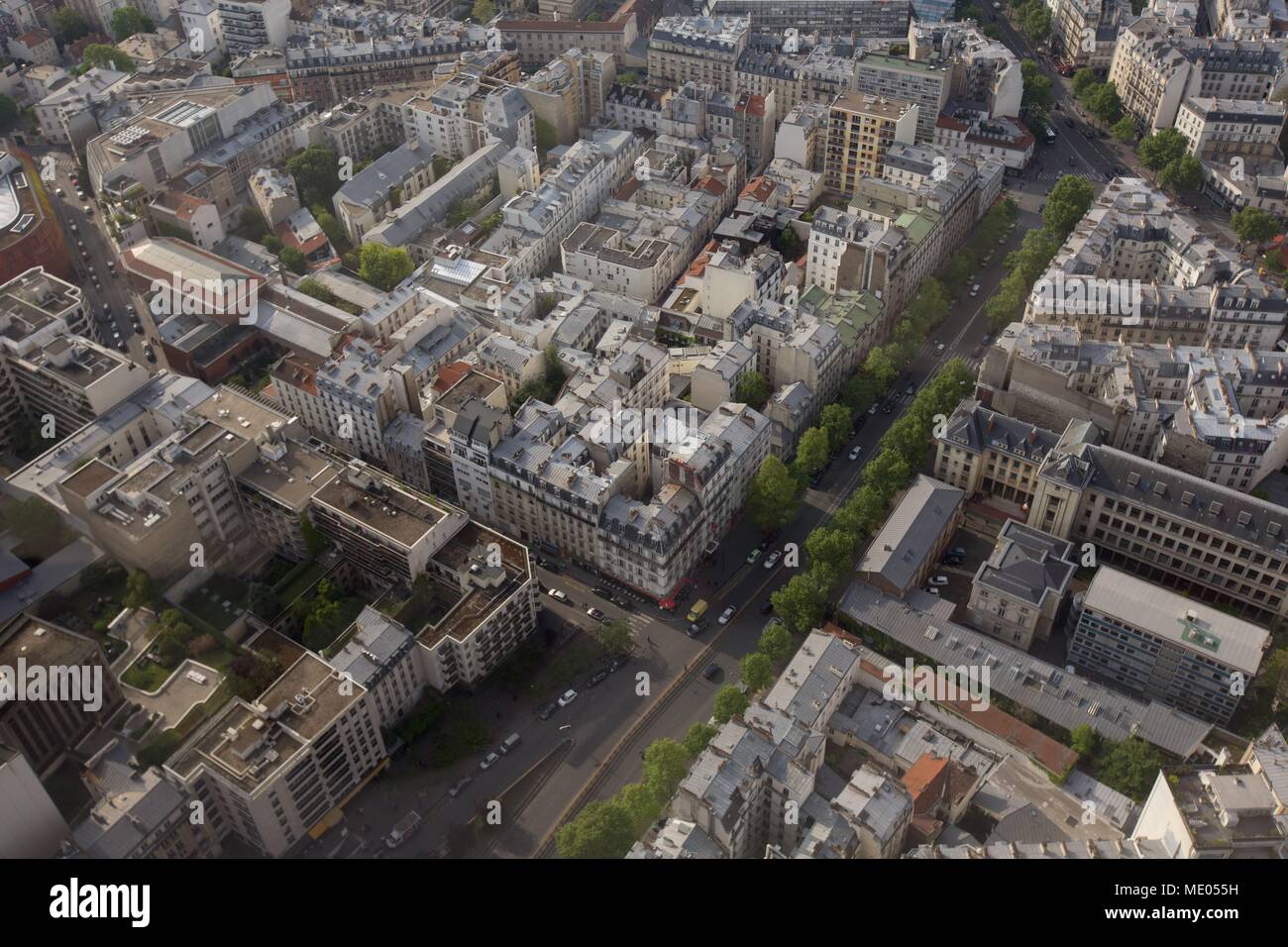 Luftaufnahme von Paris aus der 56. Etage des Tour Montparnasse, 15. Arrondissement, Avenue du Maine, Dächer, Stockfoto