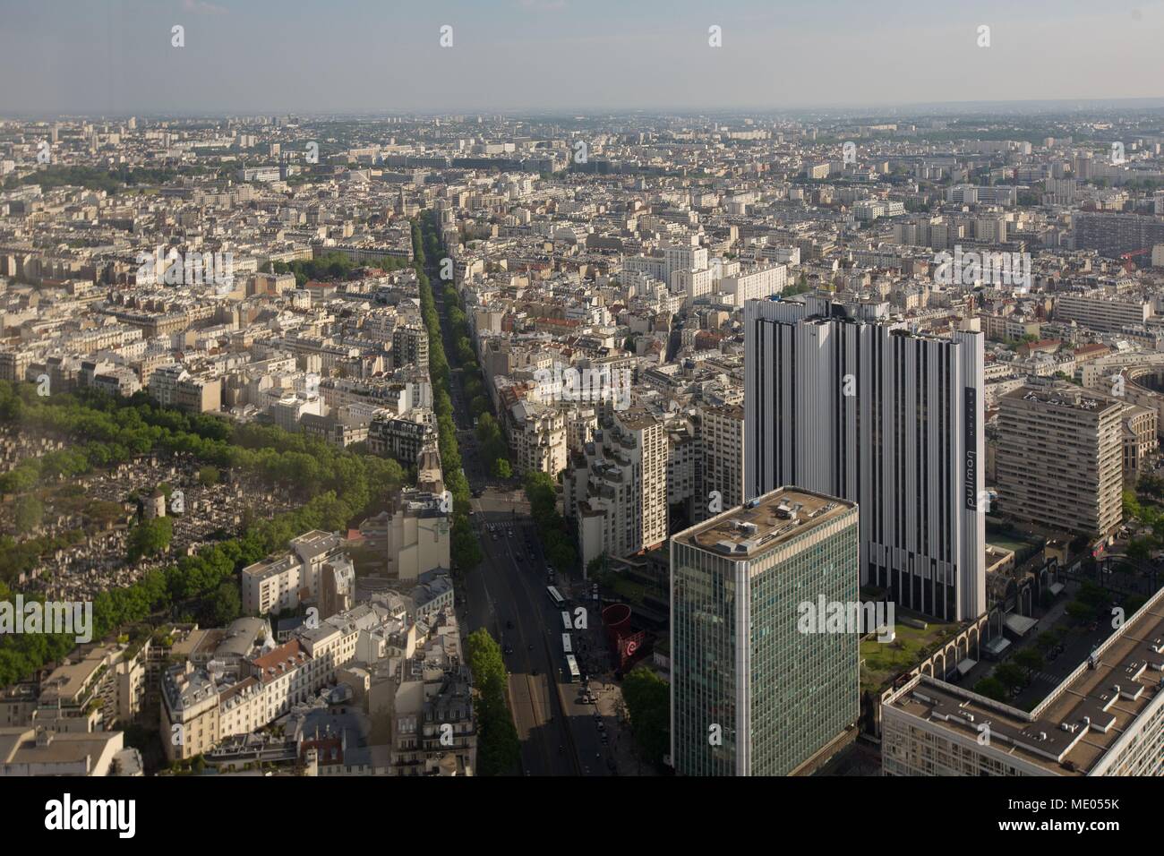 Luftaufnahme von Paris aus der 56. Etage des Tour Montparnasse, 14. Arrondissement, Avenue du Maine in Richtung La Porte d'Orléans. Stockfoto