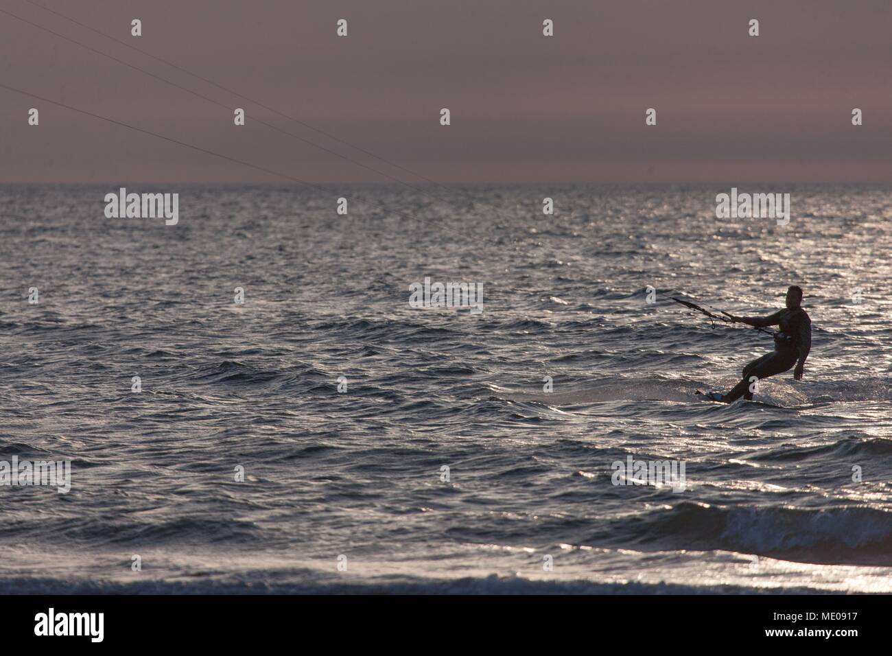 Frankreich, Normandie, Basse Normandie, Calvados, Pays d'Auge, Côte Fleurie, Trouville-sur-Mer, Kite Surfen bei Sonnenuntergang, Sonnenuntergang, Stockfoto