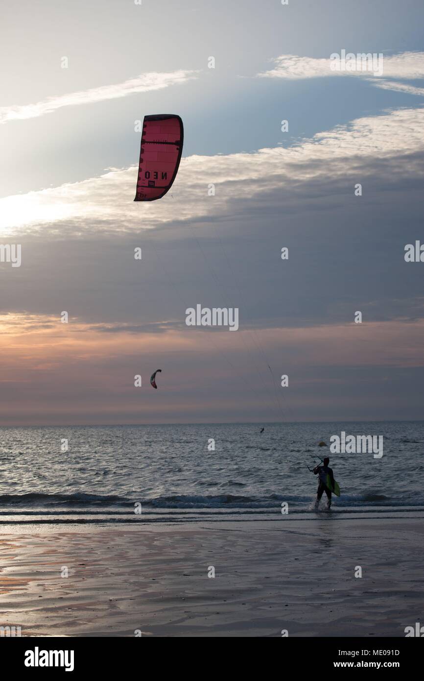 Frankreich, Normandie, Basse Normandie, Calvados, Pays d'Auge, Côte Fleurie, Trouville-sur-Mer, Kite Surfen bei Sonnenuntergang, Sonnenuntergang, Stockfoto