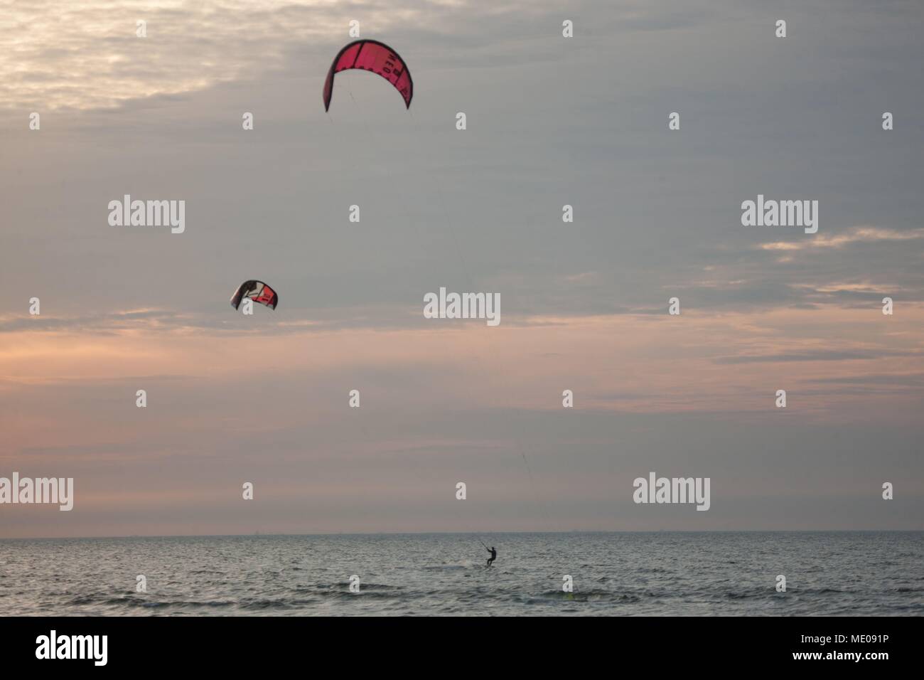 Frankreich, Normandie, Basse Normandie, Calvados, Pays d'Auge, Côte Fleurie, Trouville-sur-Mer, Kite Surfen bei Sonnenuntergang, Sonnenuntergang, Stockfoto