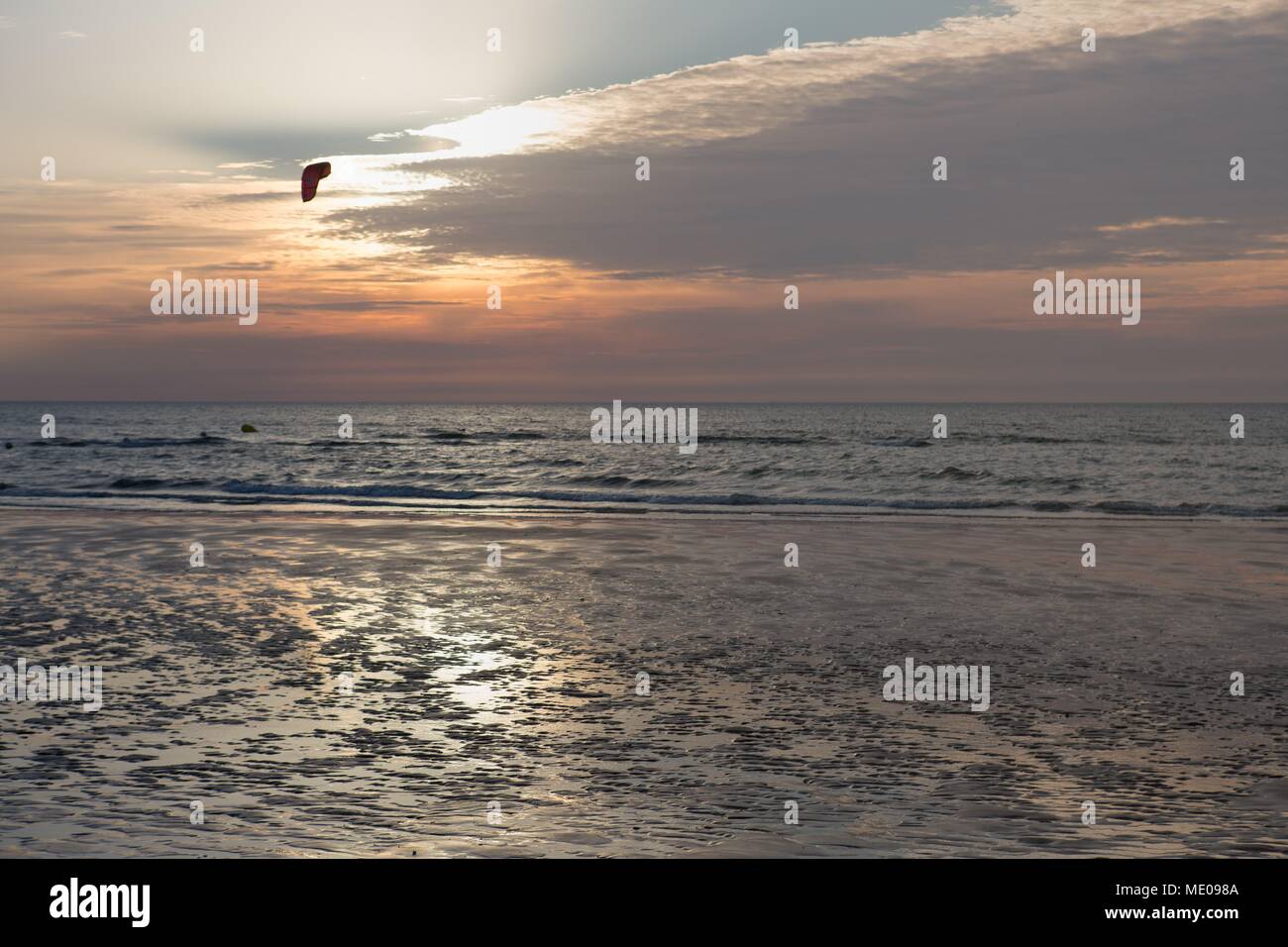 Frankreich, Normandie, Basse-Normandie, Pays d'Auge, Trouville-sur-Mer, Kite Surfen bei Sonnenuntergang, Sonnenuntergang, Stockfoto