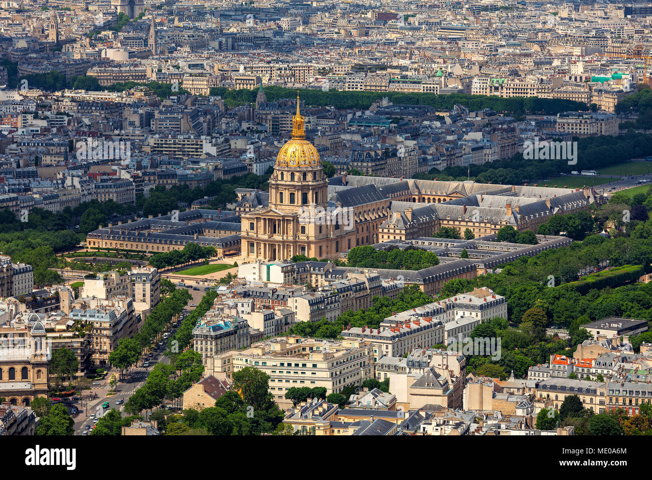 Luftbild des berühmten Les Invalides und typischen Pariser Gebäude als vom Tour Montparnasse in Paris, Frankreich. Stockfoto