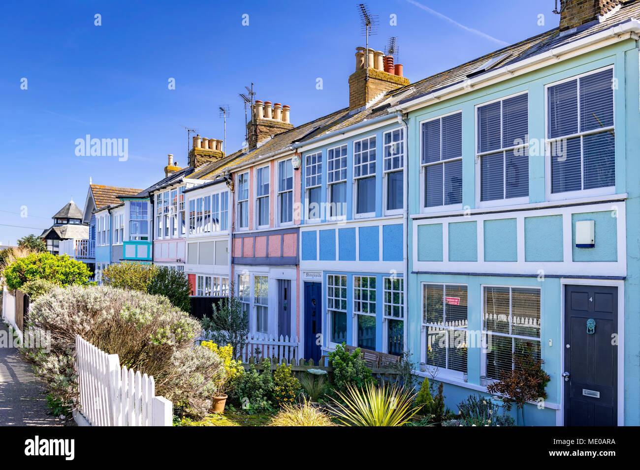 Eine Reihe von bunten Meer Eigenschaften, Whitstable, Kent Stockfoto