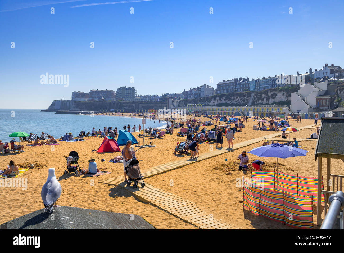 Ein überfüllter Viking Bay Beach an einem sonnigen Tag, broadstairs Kent Stockfoto