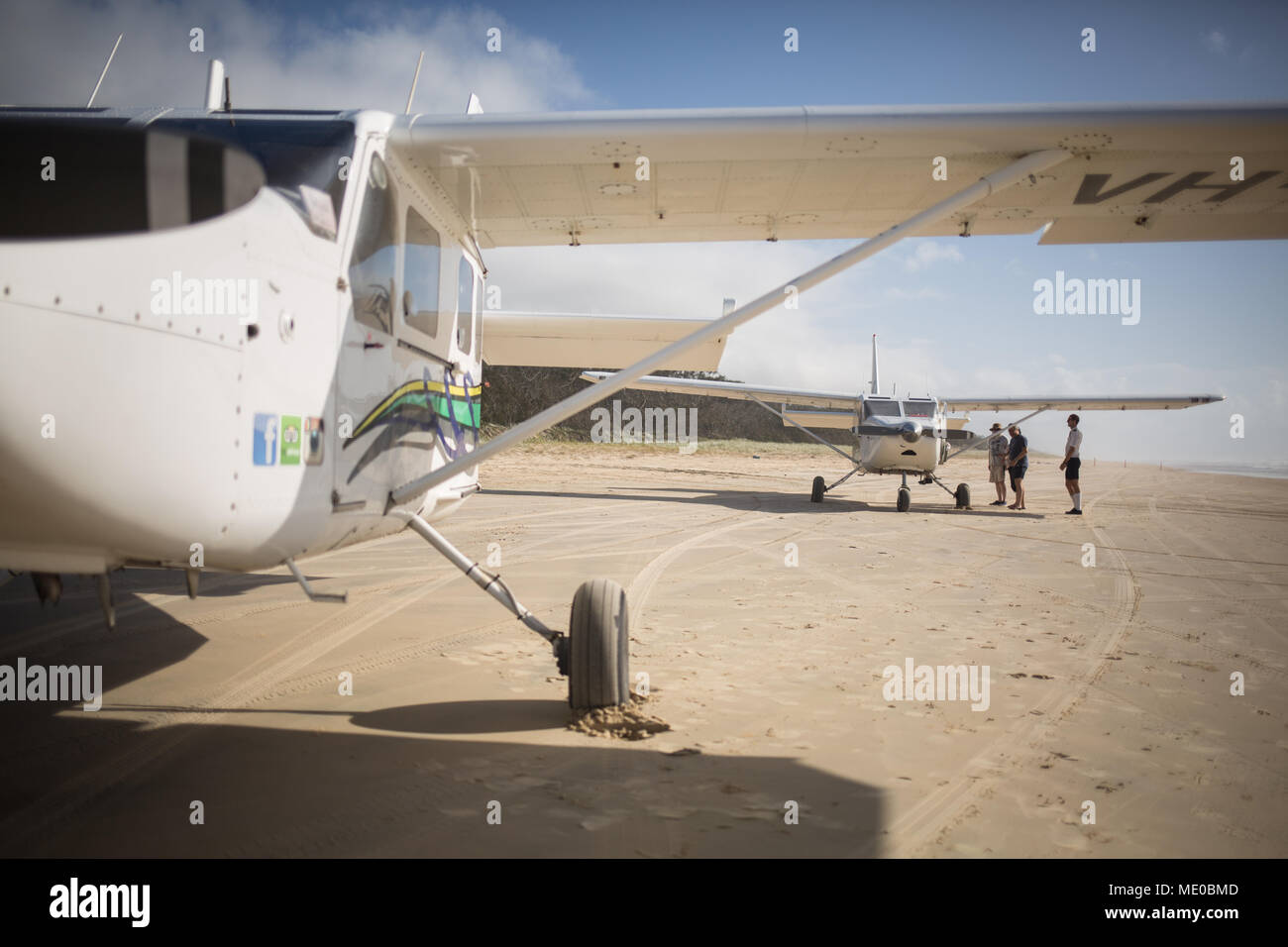 Flugzeuge landen am Strand auf Fraser Island, Australien, am 25. März 2018. Stockfoto