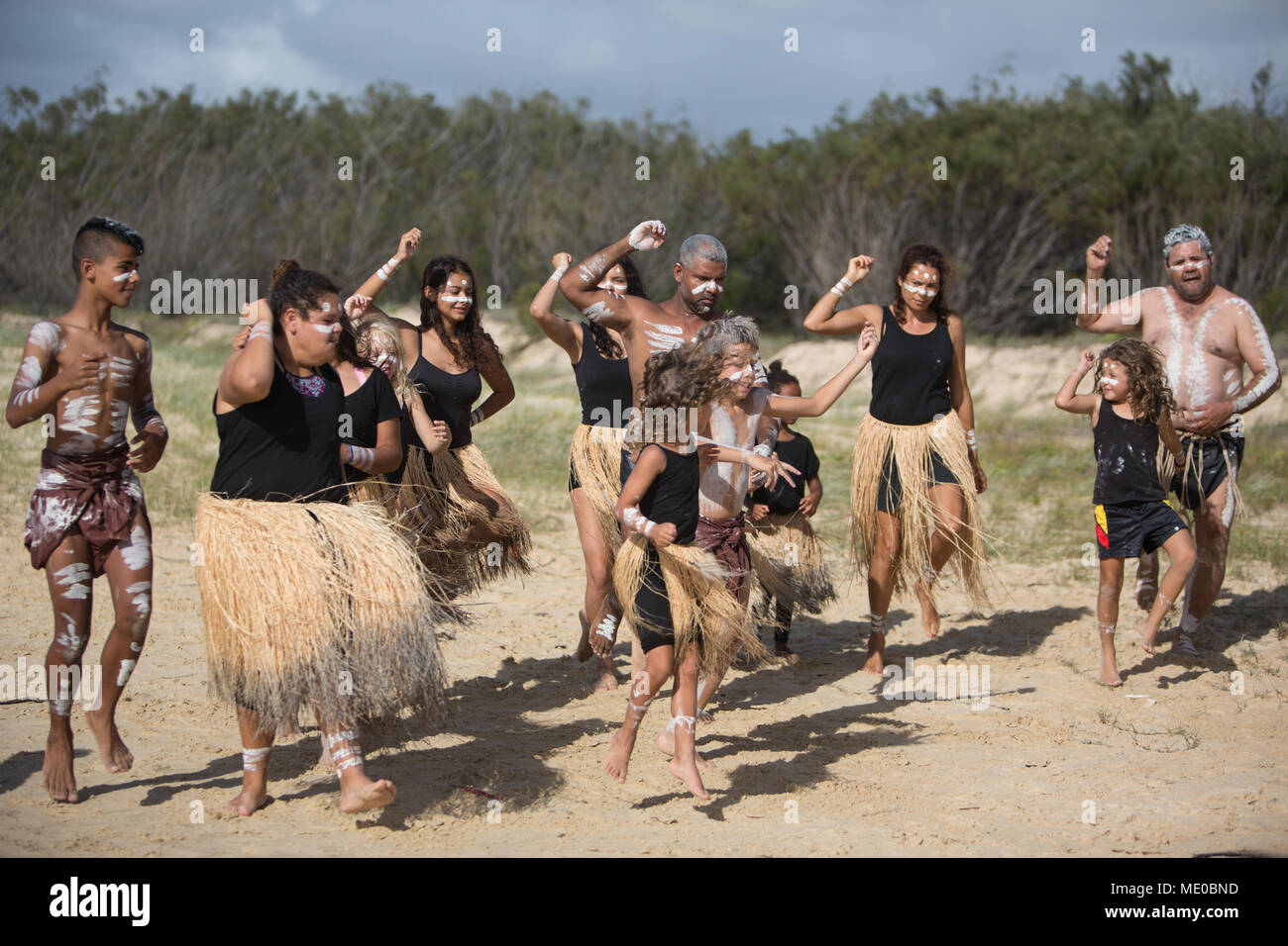 Aboriginal Tanz am Strand auf Fraser Island, Australien, am 25. März 2018. Stockfoto