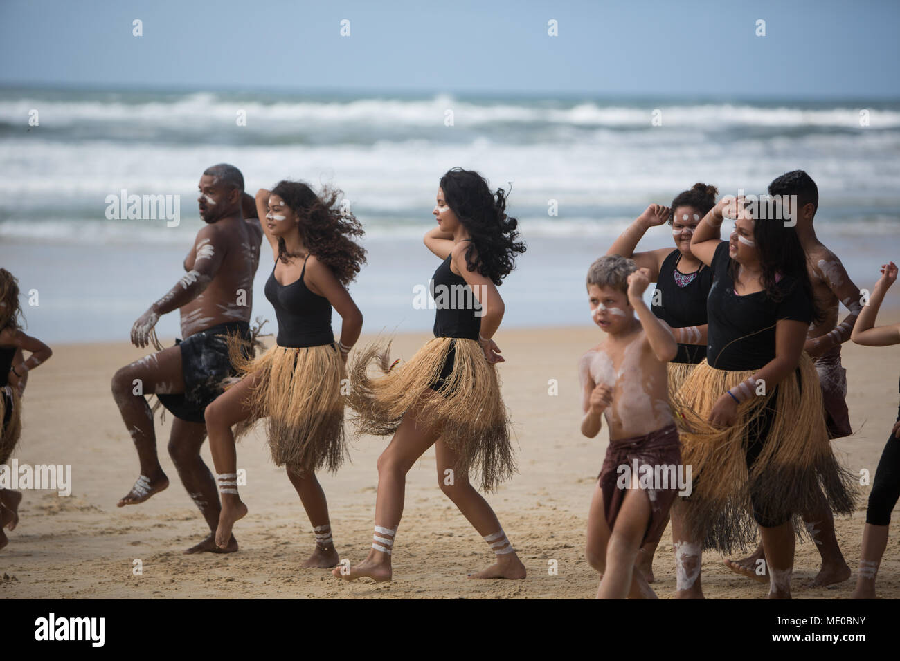Aboriginal Tanz am Strand auf Fraser Island, Australien, am 25. März 2018. Stockfoto