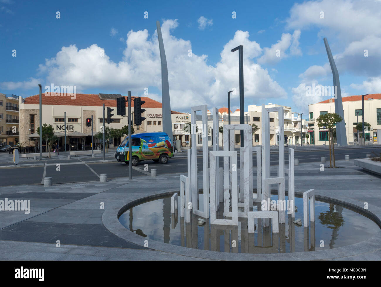 Wasserspiel in der renovierten Teil der Altstadt, auf der Straße nach karvella Busbahnhof, Paphos, Zypern, Europa Stockfoto
