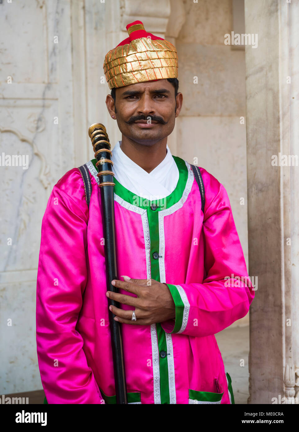 Ein Inder in bunte traditionelle indische Kleidung im City Palace, Jaipur,  Rajasthan, Indien Stockfotografie - Alamy