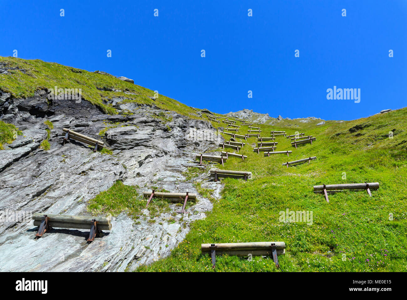 Lawinenverbauung bei Kaiser Franz Josefs Hohe in Großglockner Hochalpenstraße, Nationalpark Hohe Tauern in Kärnten, Österreich Stockfoto