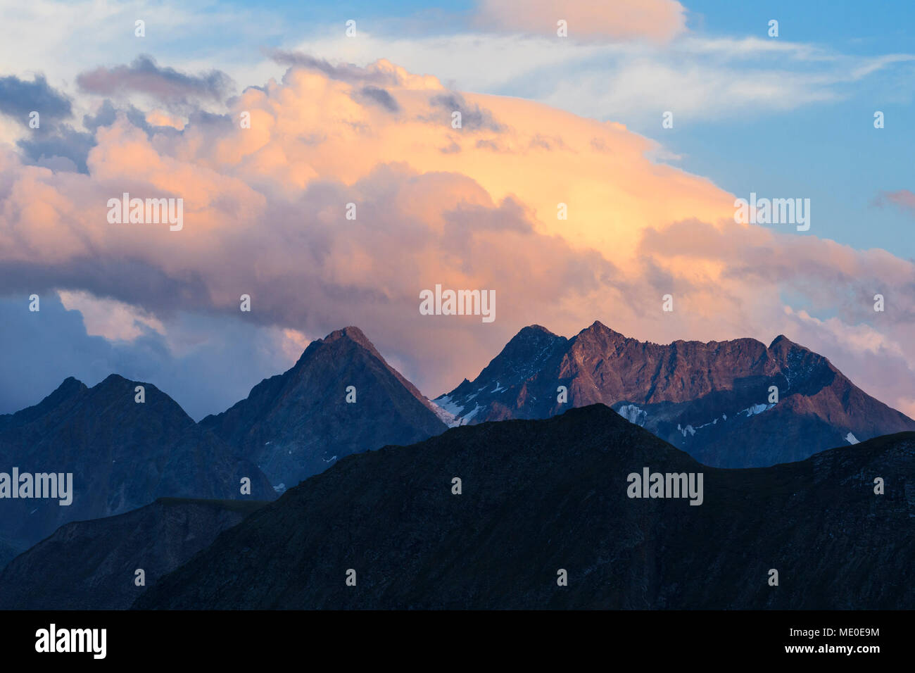 Berge mit Wolken am Abend bei Kaiser Franz Josefs Hohe im Nationalpark Hohe Tauern in Kärnten, Österreich Stockfoto