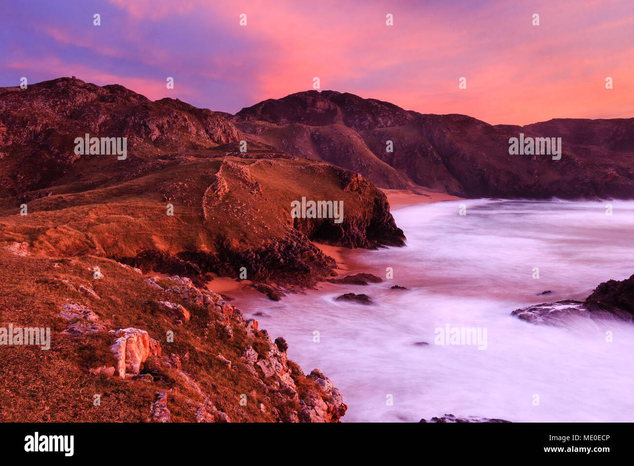 Sonnenuntergang über den Mord Loch Strand, Boyeeghter Bay, auf der Halbinsel Rosguill im County Donegal, Irland. Stockfoto