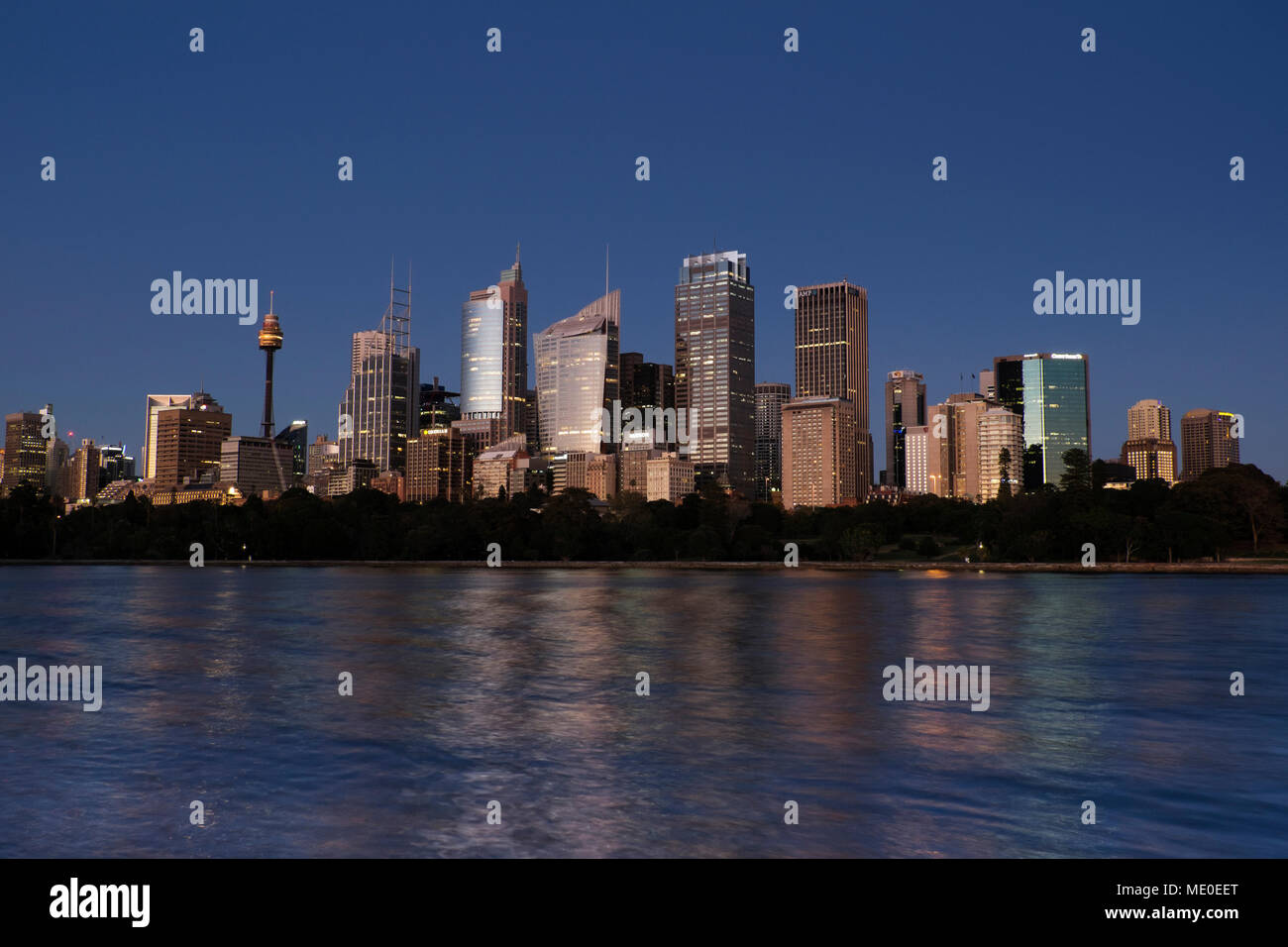 Der Hafen von Sydney und die Skyline von Sydney bei Dämmerung, Australien Stockfoto