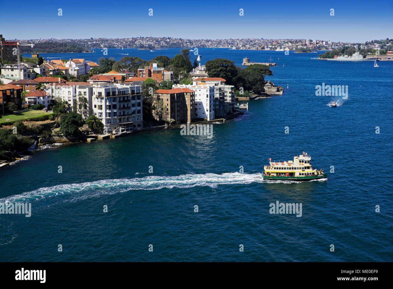 Fähre verlassen Ufer im Hafen von Sydney an einem sonnigen Tag in Sydney, Australien Stockfoto