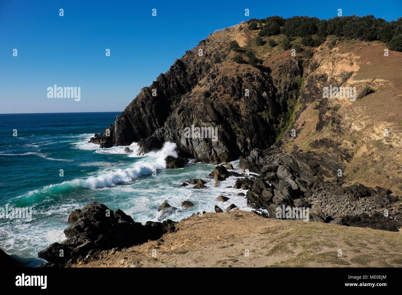 Malerischer Blick auf felsigen Küstenlinie und brechenden Wellen bei Byron Bay in New South Wales, Australien Stockfoto