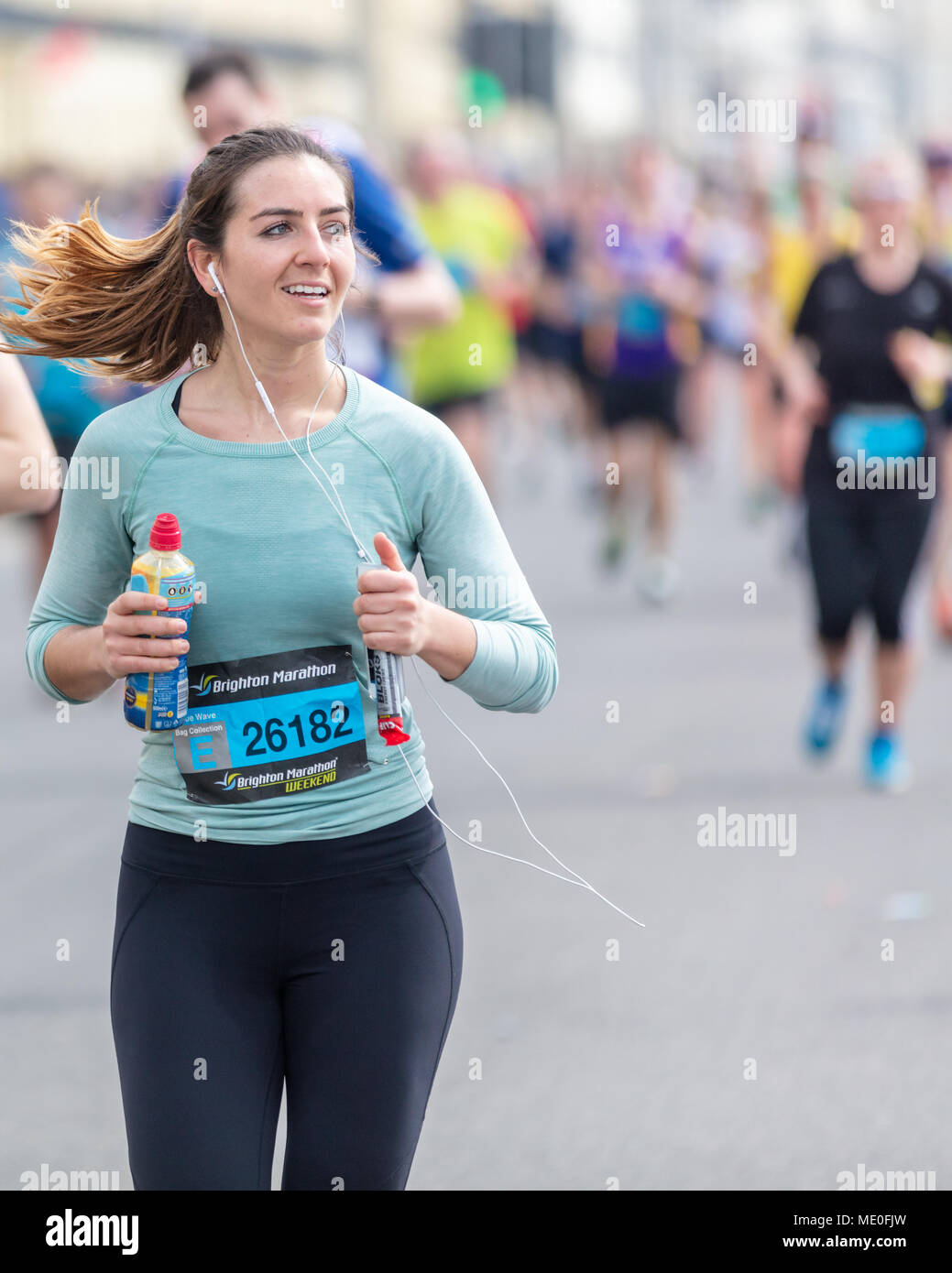 Brighton, Sussex, UK, 15. April 2018; Lächelnden jungen Frau in Brighton Marathon Stockfoto