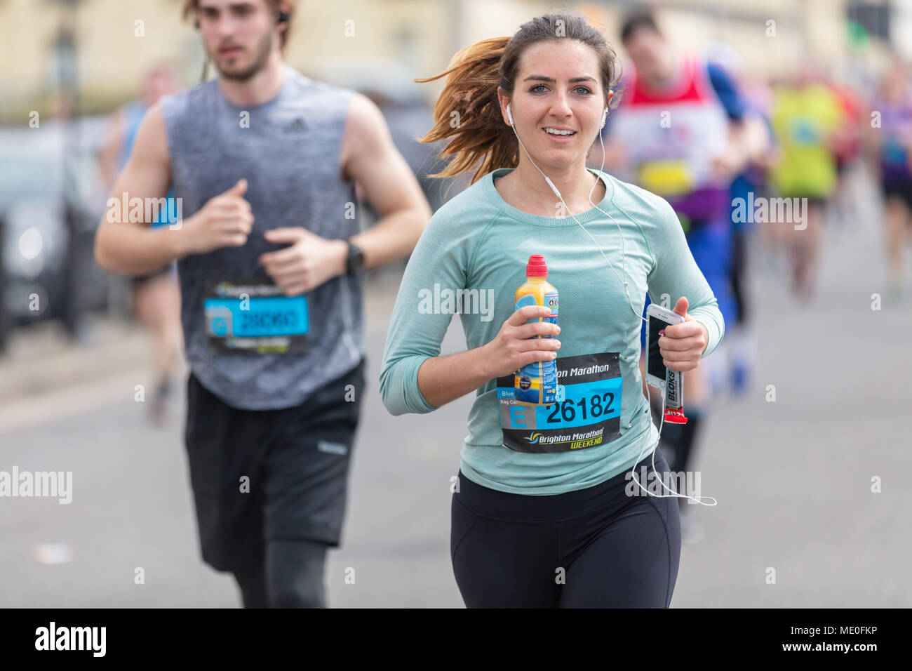 Brighton, Sussex, UK, 15. April 2018; junge Frau läuft Marathon in Brighton blickt in die Kamera Stockfoto