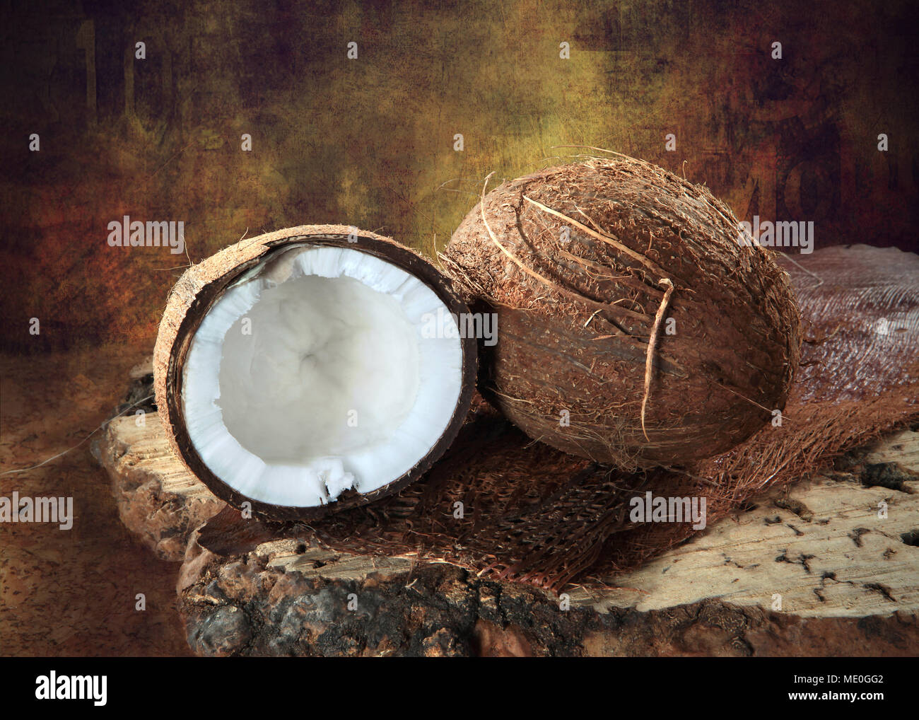 Ganze und gebrochene Kokosnuss Stockfoto