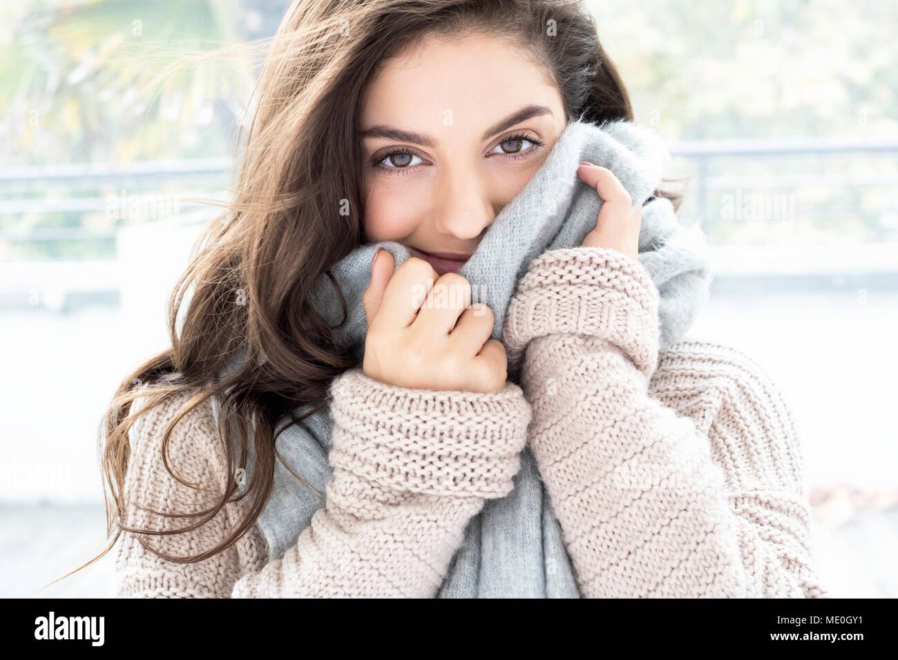 Junge Frau in Form gestrickter Pullover und Schal. Stockfoto