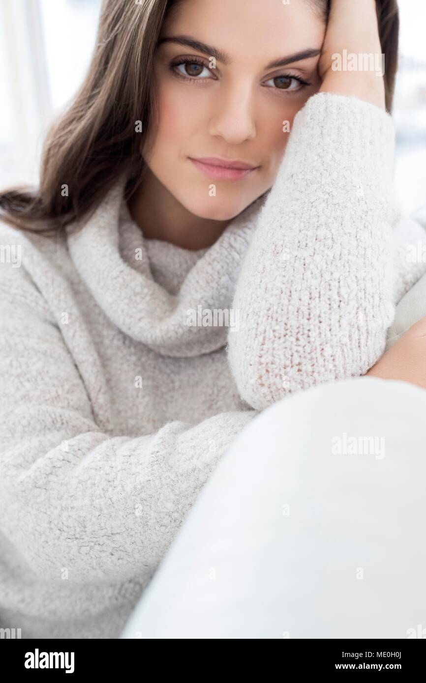 Junge Frau in Form gestrickter Pullover, Portrait. Stockfoto
