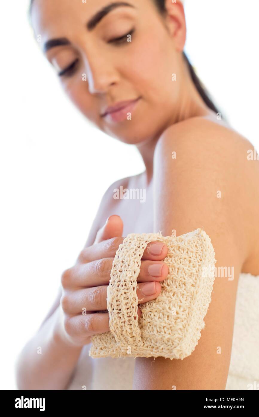 Junge Frau mit luffa Handschuh auf dem Arm. Stockfoto