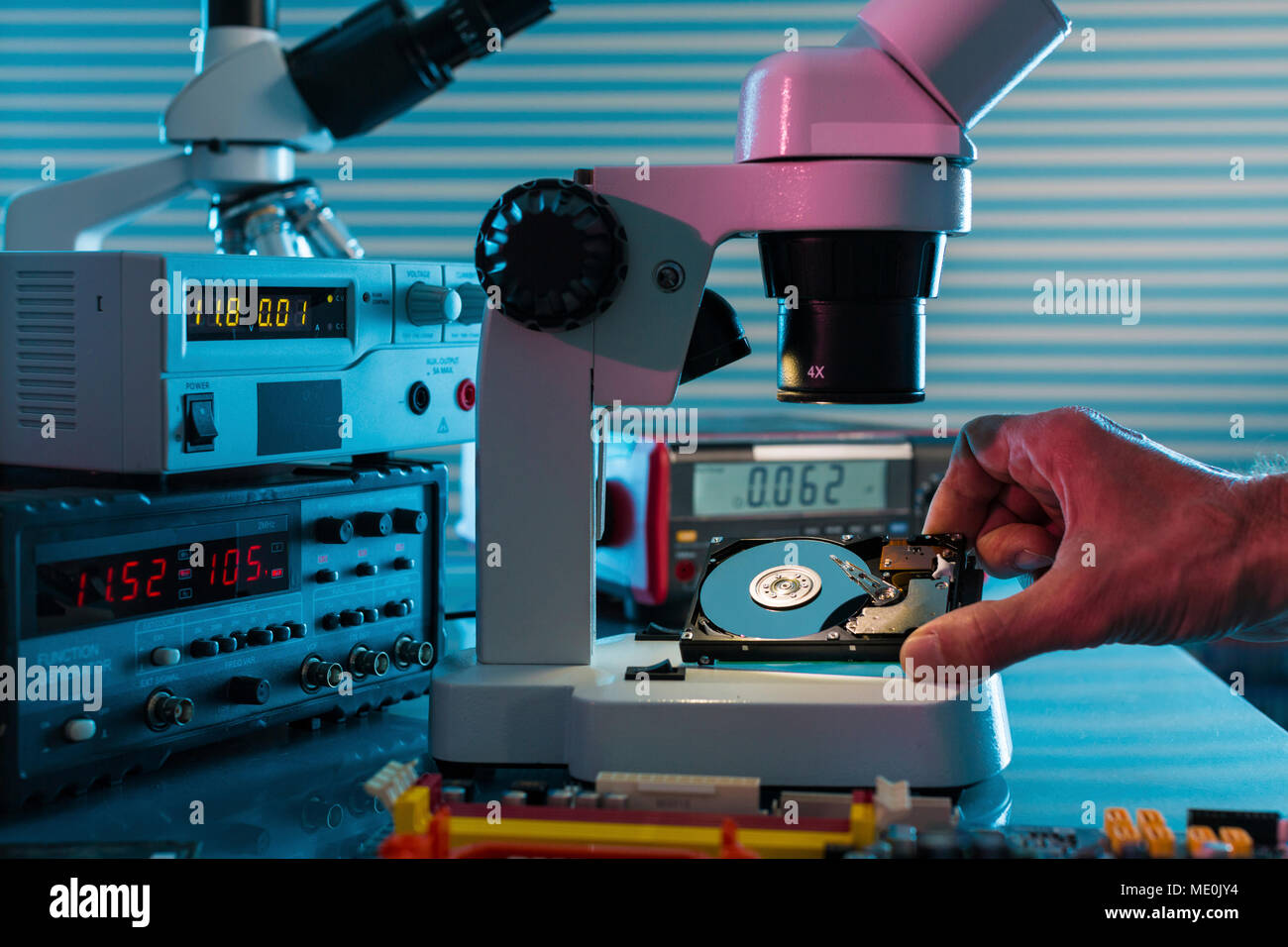 Prüfung der Festplatte mit Mikroskop. Stockfoto