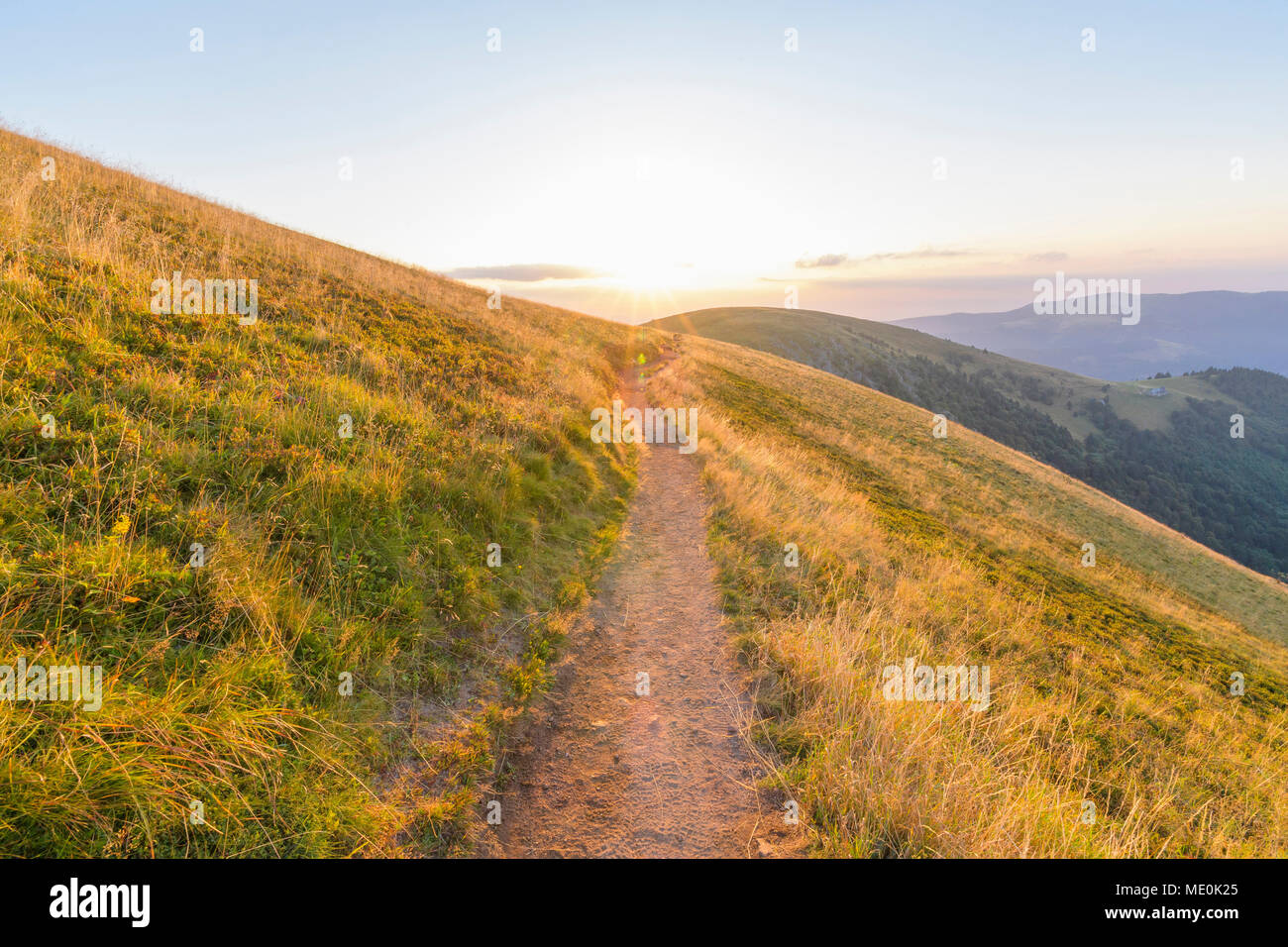 Trail durch die Vogesen auf Le Hohneck an Stosswihr mit am Morgen die Sonne über die Berge in Haut-Rhin, Frankreich Stockfoto