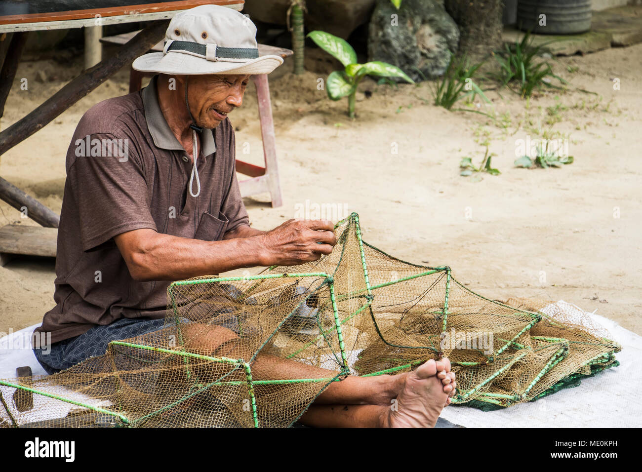 Fischer sitzen und Instandsetzung eines Net; Hoi An Ancient Town, Quang Nam, Vietnam Stockfoto
