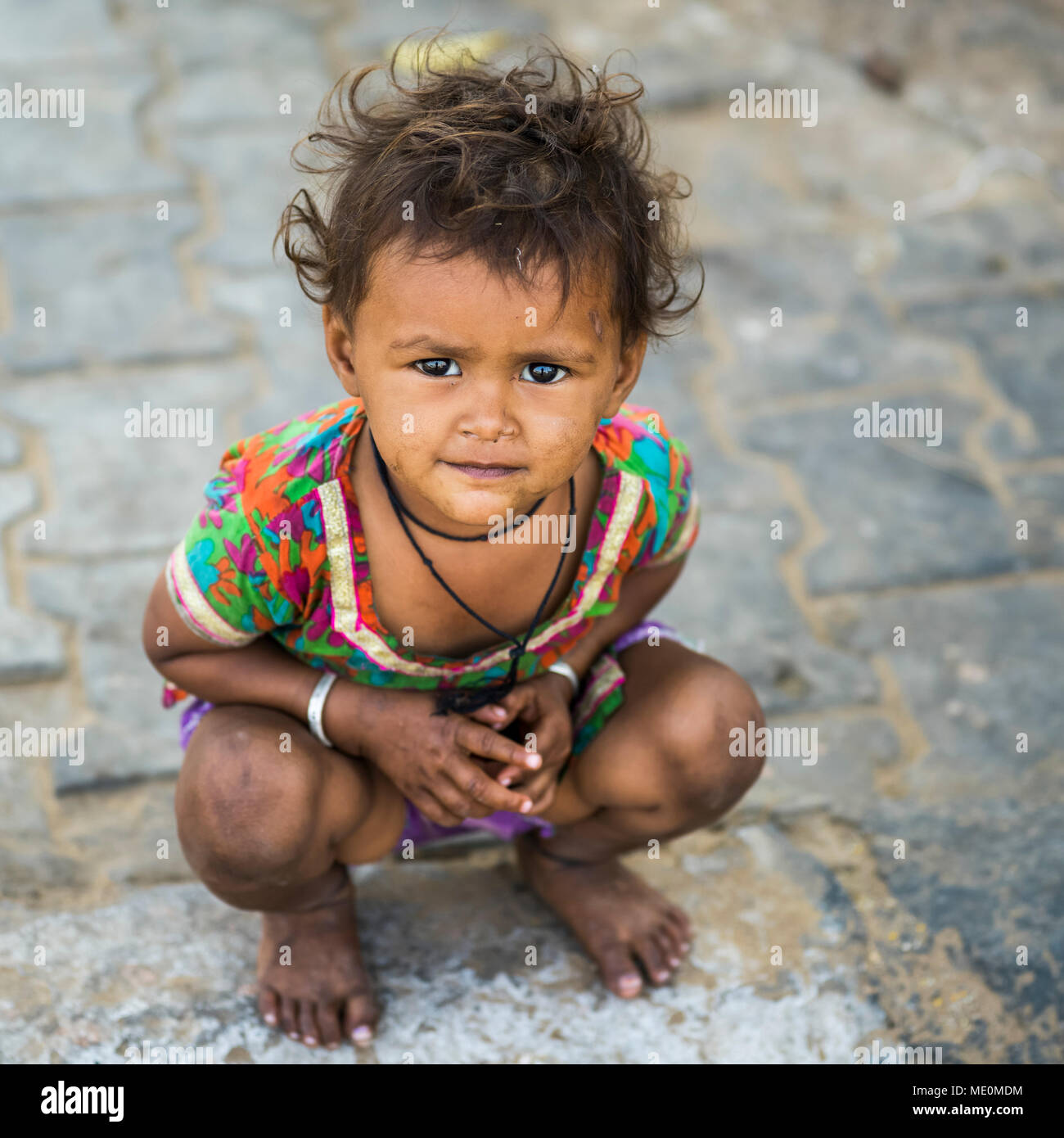 Porträt eines jungen Mädchens geduckt auf der Straße, Jaipur, Rajasthan, Indien Stockfoto
