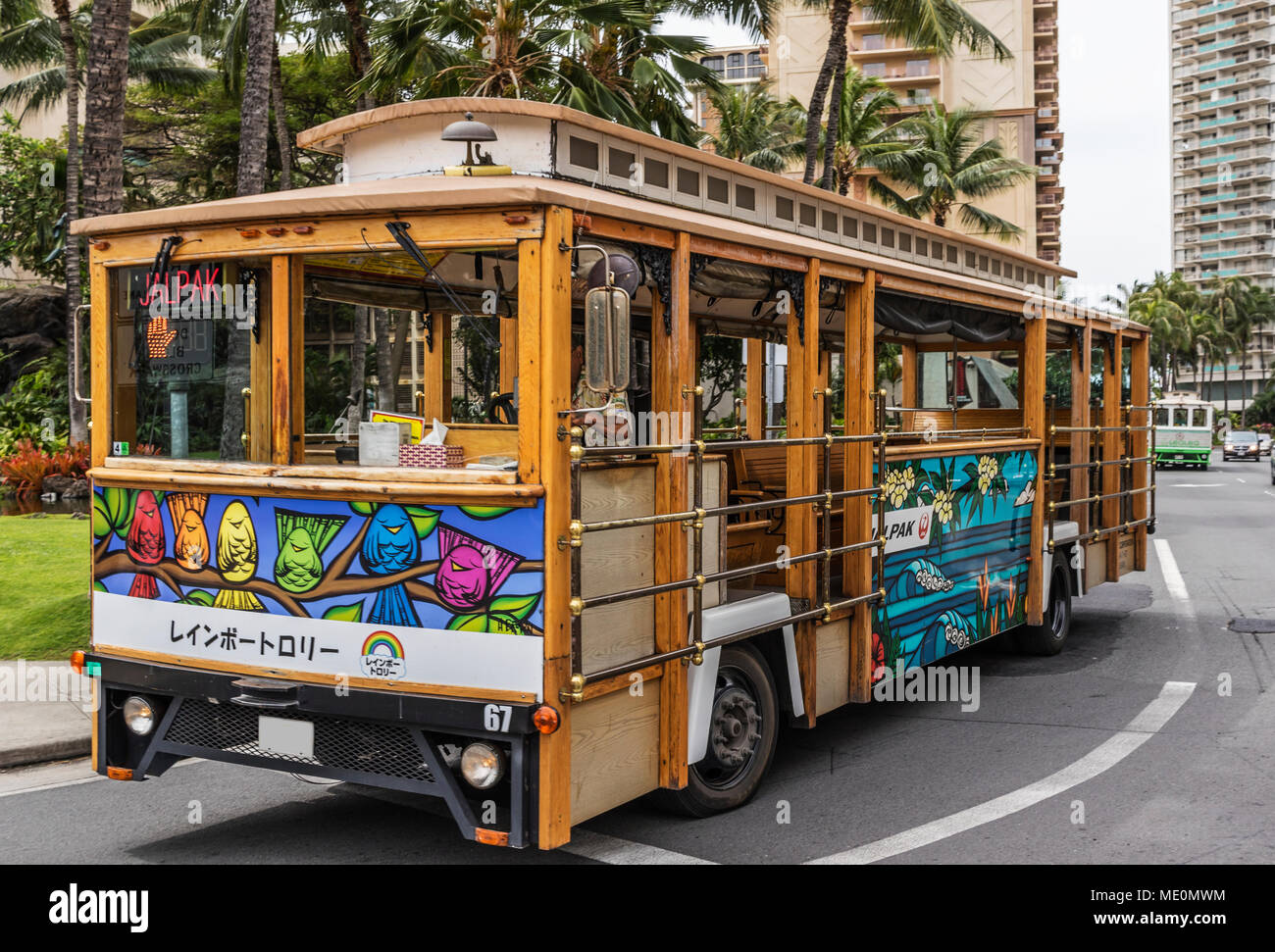 Der Jalpak Name und Logo, wie auf diese Waikiki Trolley Rollen hinunter Ala Moana Boulevard, einem Anbieter für Japanische Touristen, Waikiki Stockfoto