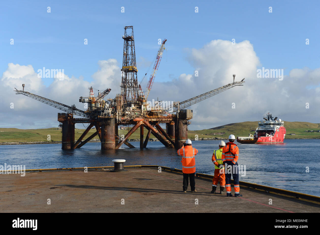 Buchan Alpha Oil Rig kommen in Lerwick Shetland für die Stilllegung für Altmetall geschnitten zu werden und recycelt werden Stockfoto