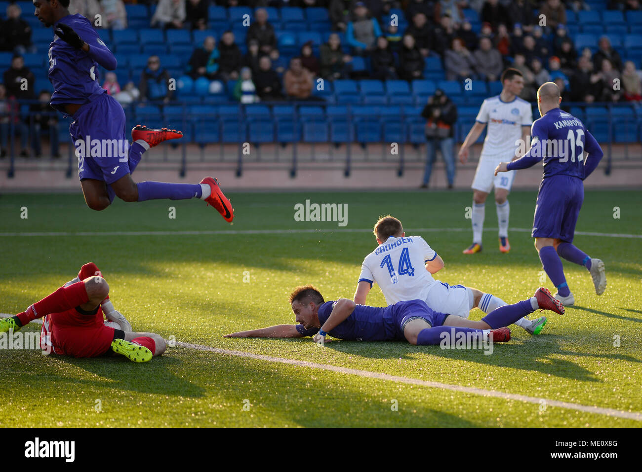 MINSK, Weißrussland - April 7, 2018: Fußball Spieler während der BELARUSSISCHE Premier League football Match zwischen dem FC Dynamo Minsk und FC Isloch am FC Minsker Stadion Stockfoto