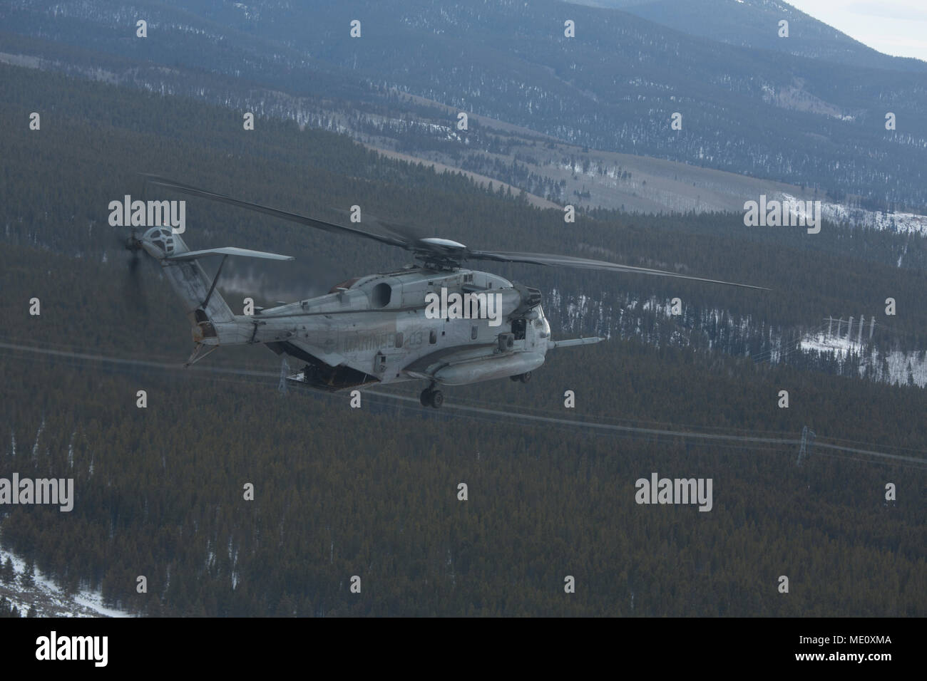 Ein U.S. Marine Corps CH-53E Super Stallion zu Marine schweren Helikopter Squadron (HMH) 461 zugeordnet fliegt in Lake County Airport, Colo während eines kalten Wetter Übung, Dez. 13, 2017. HMH-461 durchgeführt bei kaltem Wetter Ausbildung Kenntnisse das Geschwader und die Bekämpfung der Bereitschaft zu erhöhen. (U.S. Marine Corps Foto von Jason Estevez) Stockfoto