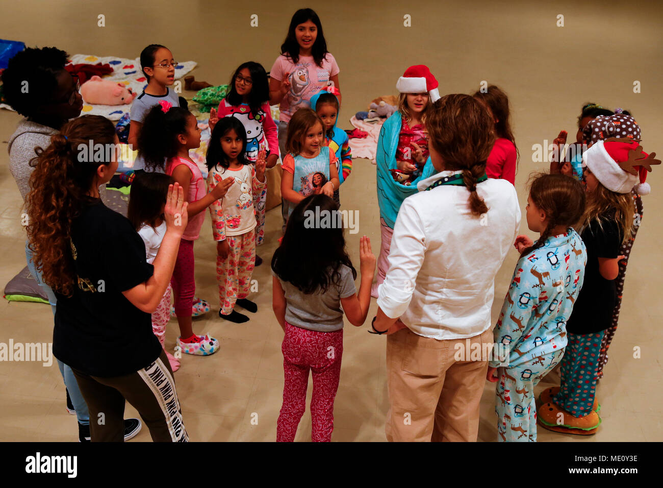 CAMP FOSTER, Okinawa, Japan - Pflege der Pfadfinderinnen rezitieren das Girl Scout Versprechen und Gesetz Dez. 10 im Einkaufszentrum an Bord Camp Foster, Okinawa, Japan. Die Pfadfinder beginnen Sie jede Sitzung mit dem Versprechen und Recht. Die Foster Girl Scout Junioren gesammelt gespendet Schlafanzug Zu den Bronze Award, die höchste Auszeichnung, die ein Jüngeres verdienen verdienen können. Die gesammelten Schlafanzug wird Sunrin Waisenhaus in der Nähe von Pohang, Korea gesendet werden. Mit Hilfe von anderen Girl Scout Truppen und der Marine Offizier Ehegatten Verein Okinawa, die Junioren konnten 80 Schlafanzug, eines für jedes Kind im Waisenhaus zu sammeln. (U.S Marine Foto von P Stockfoto