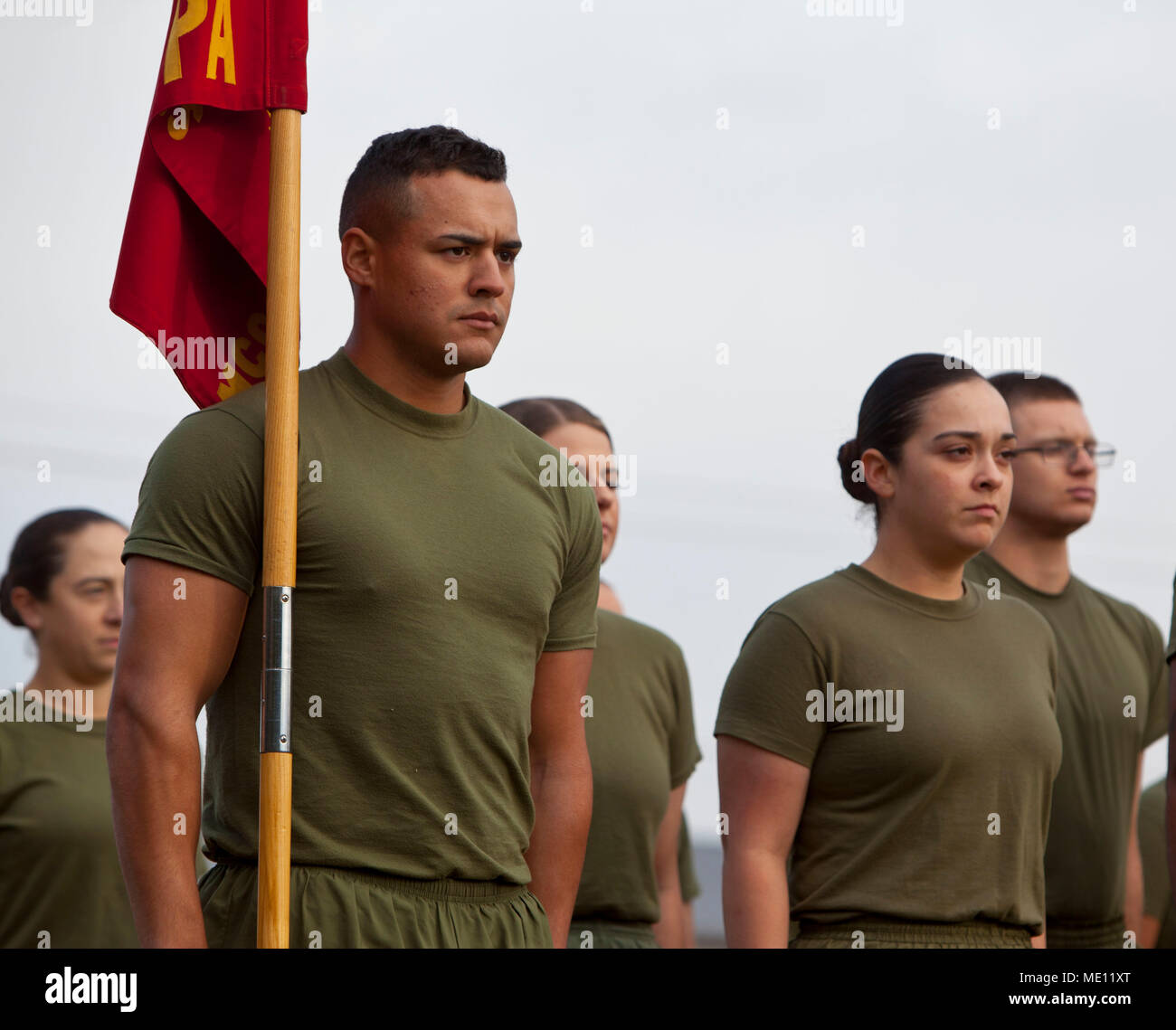 Mitarbeiter des United States Marine Corps, die an der Personal Administration School in Camp Johnson, North Carolina, teilnahmen am 15. Dezember 2017 an einem Kommandoeinsatz Teil, um den Zusammenhalt und die Kameradschaft innerhalb der Trainingsumgebung zu stärken. Das Archivbild zeigt Marines, die sich vor dem organisierten Training unter der Aufsicht der Marine Corps Combat Service Support Schools und Training and Education Command versammelten. Stockfoto