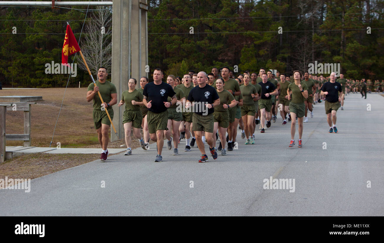 Mitarbeiter des United States Marine Corps, die der Personals Administration School zugewiesen wurden, führten die Marines am 15. Dezember 2017 in Camp Johnson, North Carolina, an, um die Disziplin und den Zusammenhalt in den Reihen der Schule zu stärken. Das Archivbild dokumentiert die Bildung während der körperlichen Trainingsveranstaltung unter der Aufsicht der Marine Corps Combat Service Support Schools unter Training and Education Command. Stockfoto