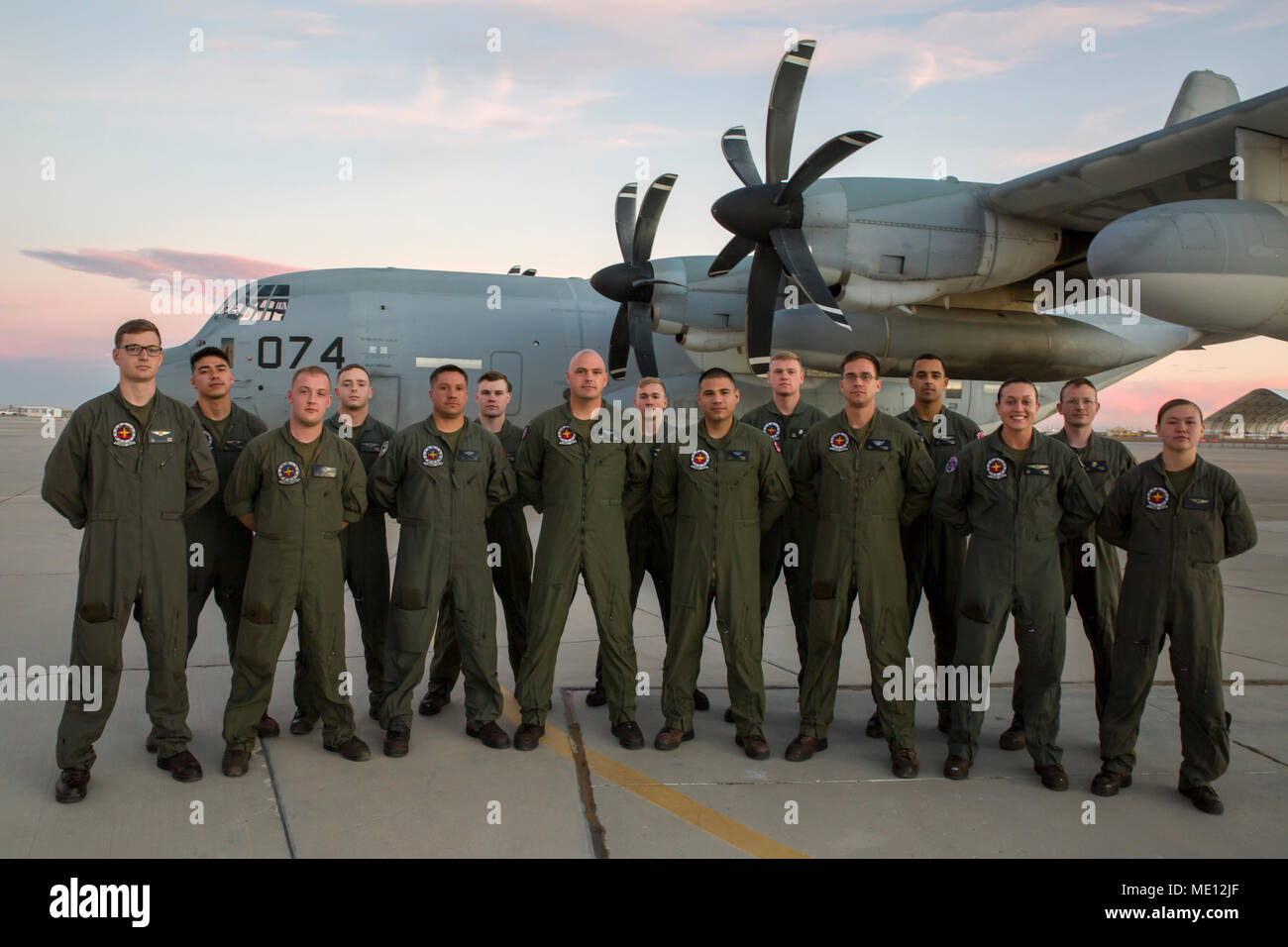 Die Marine Aerial Refueler Transport Squadron 152 ist eine Luftverkehrseinheit des United States Marine Corps, die KC-130J Hercules-Flugzeuge betreibt und auf der Marine Corps Air Station Iwakuni in Japan stationiert ist. Das Archivbild dokumentiert das Geschwader-Personal in El Centro, Kalifornien am 13. Dezember 2017 während des Abschlusses der Trainingseinheit El Centro Horizon. Stockfoto
