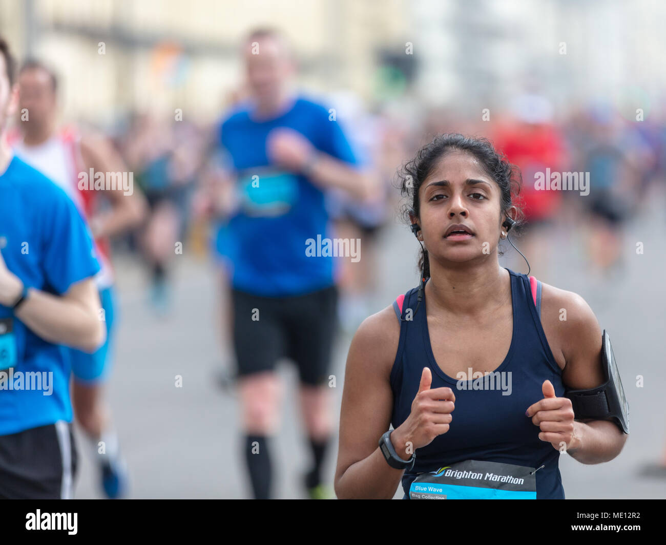 Brighton, Sussex, UK, 15. April 2018; junge Frau läuft Marathon in Brighton Stockfoto