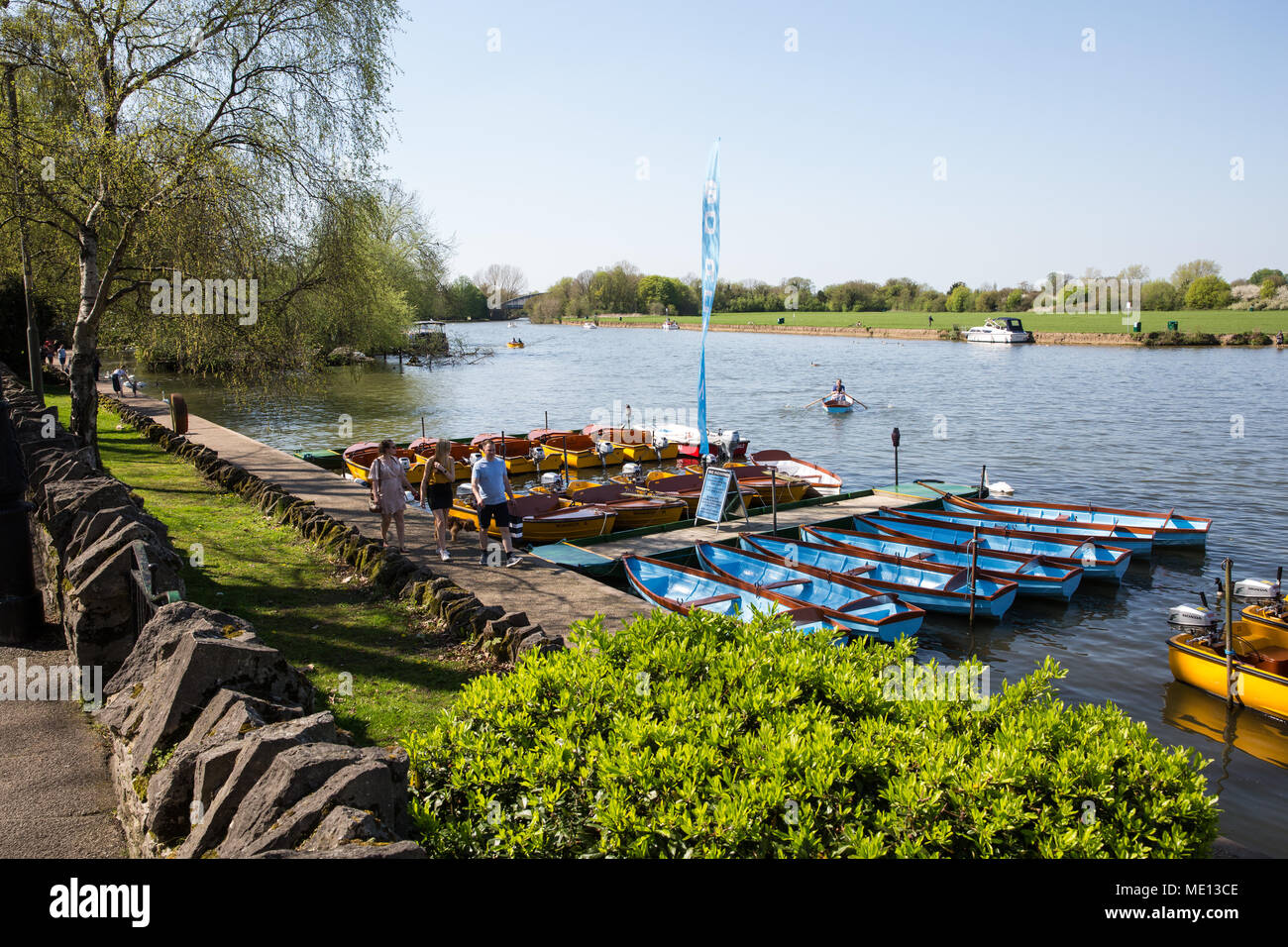 Windsor, Großbritannien. 20. April 2018. Ein Blick über Mieten Boote auf dem Fluss Themse in Richtung Brocas in Eton. Stockfoto