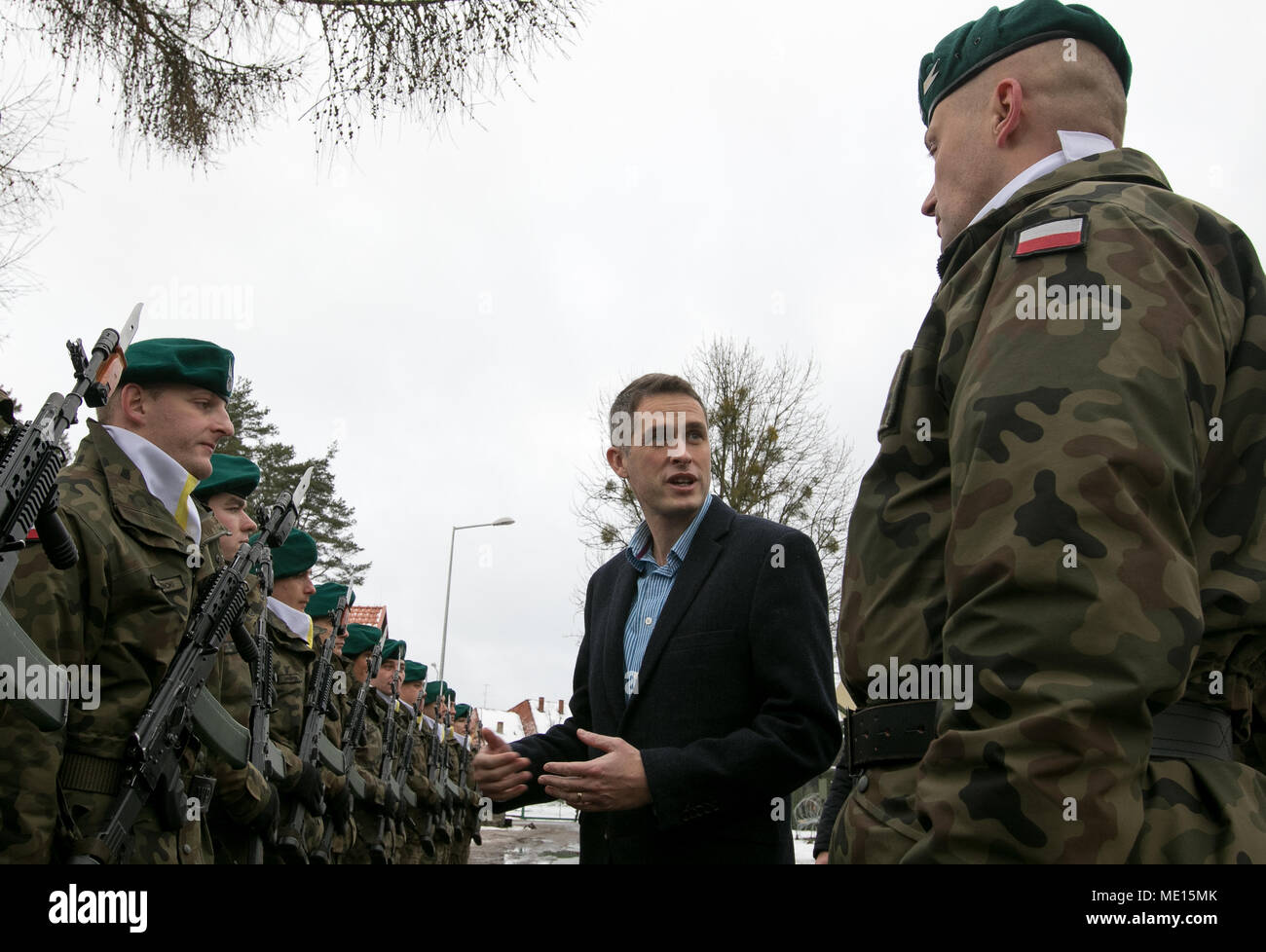 Polnische Soldaten der 1.Bataillon, 15 mechanisierte Brigade Willkommen britische Minister für Verteidigung, Verteidigungsminister Gavin Williamson in Bemowo Piskie, Polen, Dez. 22, 2017. Diese Soldaten sind ein Teil der einzigartigen, multinationalen Battle Group, bestehend aus USA, Großbritannien, Kroatischen und Rumänische Soldaten dienen, die mit der polnischen 15 mechanisierte Brigade als Abschreckung Kraft im Nordosten Polens in der Unterstützung der NATO-Präsenz verstärkt nach vorne. (U.S. Armee Foto von SPC. Andrew McNeil/22 Mobile Public Affairs Abteilung) Stockfoto