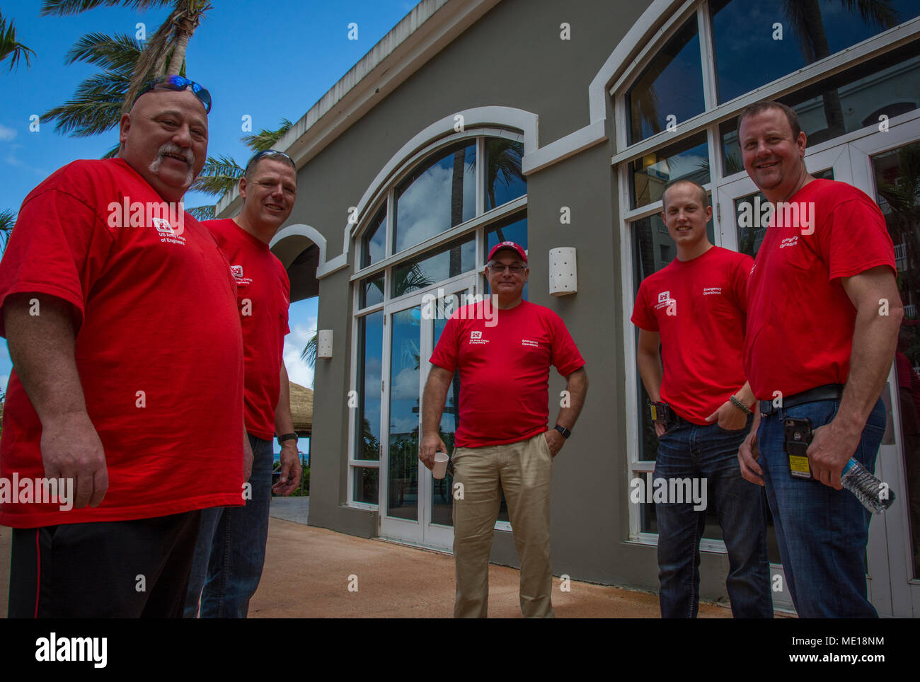 Qualitätssicherung Ingenieure für den Betrieb blau Dach in Puerto Rico fangen einige Strahlen vor Weihnachten Morgen treffen im Dorado Field Office. Von links: Jeff Hallam, St. Paul Bezirk; Scott Tichy, St. Paul Bezirk; Patrick Wadlow, St. Louis District; Cole Van Beusekom, St. Paul Bezirk; Jason Hauser, St. Paul entfernt. Hallam liefert liefert alle rund um die Insel - was auch immer wird von Teams Durchführung von Bewertungen und Inspektionen home Empfang einer temporären blaues Dach benötigt werden, während die anderen vier Arbeiten wurden verschiedene Teile der Insel, um sicherzustellen, dass die Voraussetzungen erfüllt sind und Stockfoto