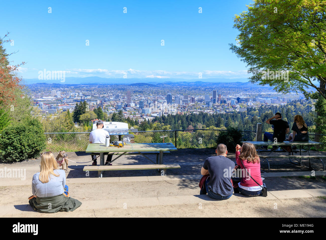 Portland, Oregon, USA - 19. April 2018: Touristen auf der Suche Portland Skyline bei: Pittock Mansion, ODER Stockfoto