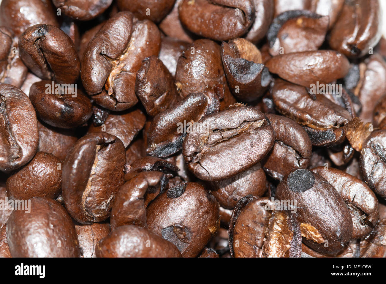 Nahaufnahme von dunkel geröstete Kaffeebohnen Stockfoto