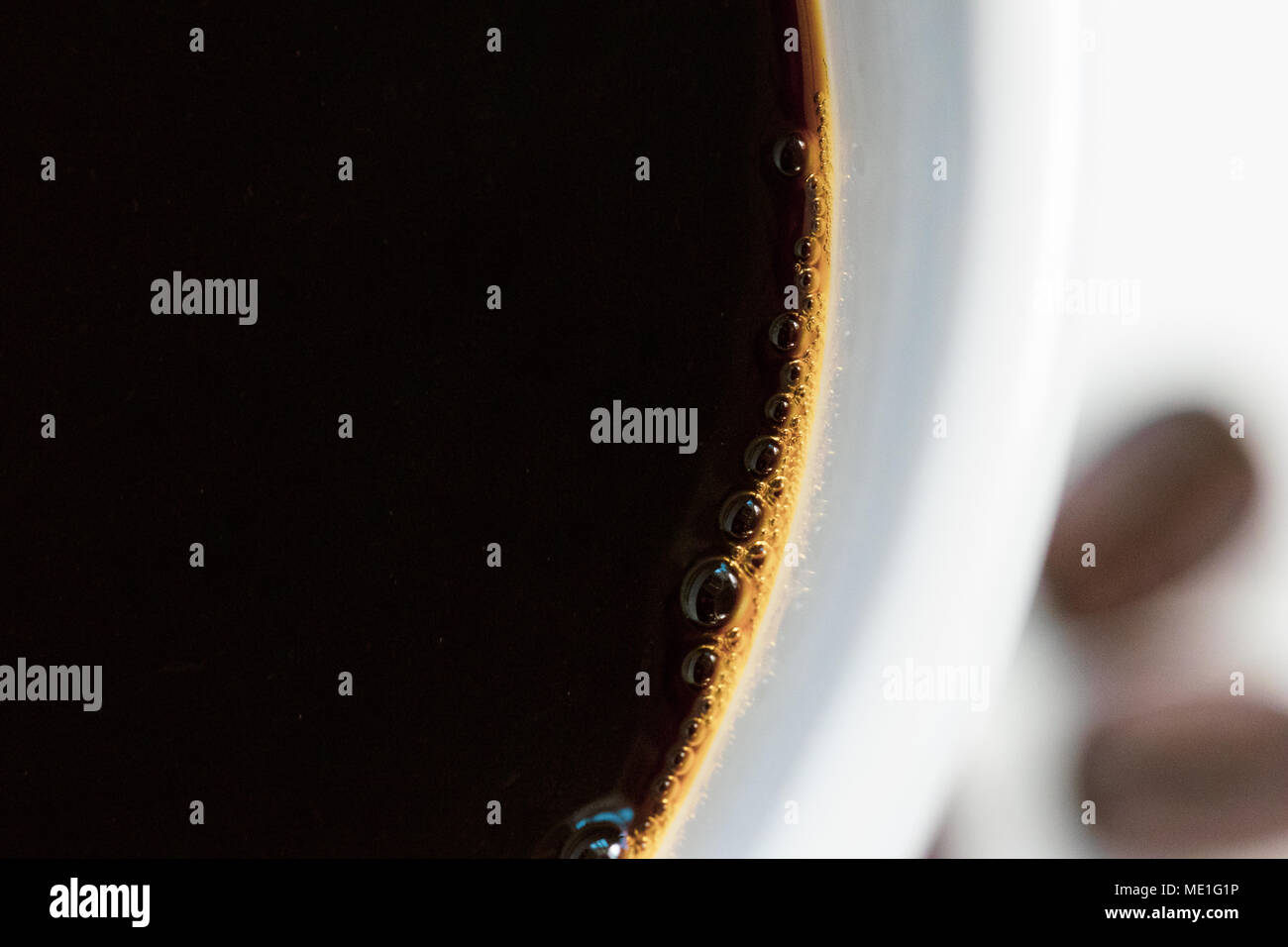 Nahaufnahme der schwarzen Kaffee in white Coffee Mug Stockfoto